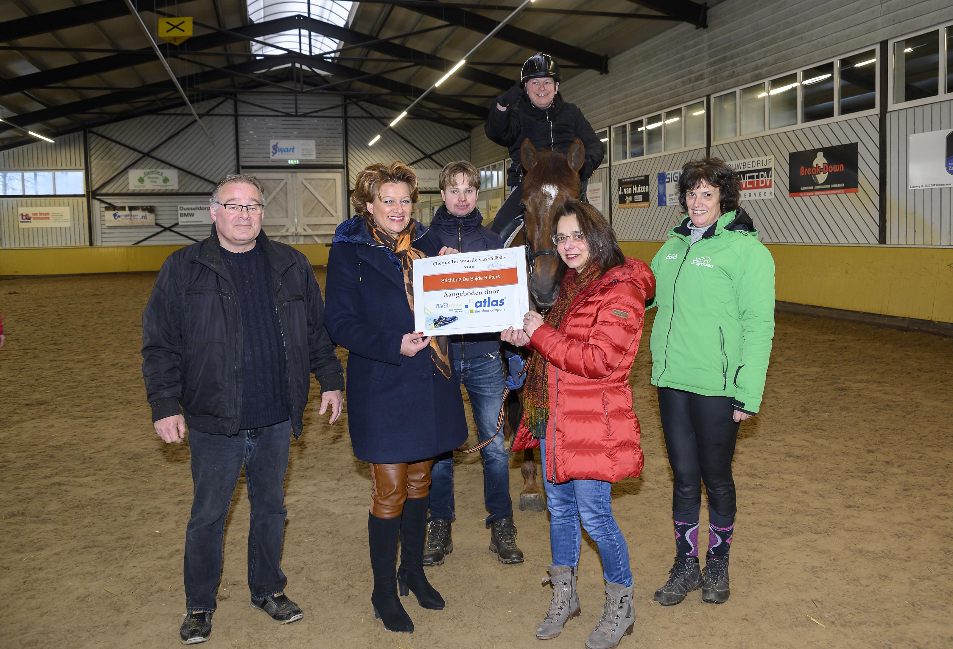 Cheque 5000 euro voor Zaandamse manege De Blijde Ruiters ...