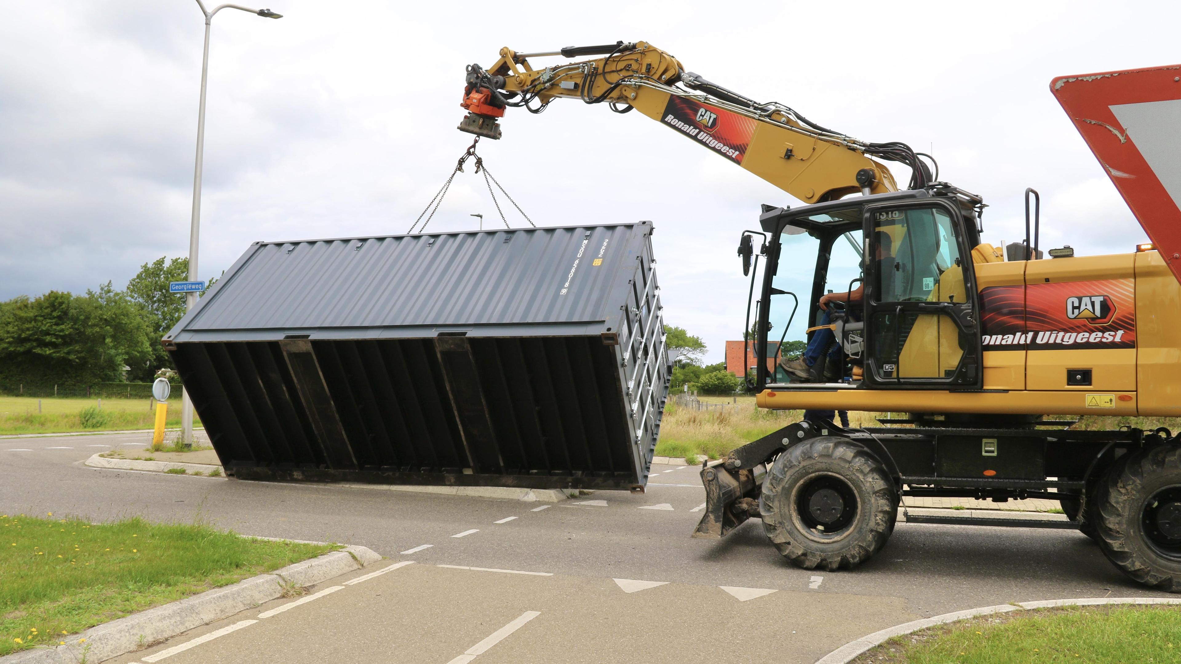 Tractor verliest container in Den Burg, kruising tijdelijk afgesloten
