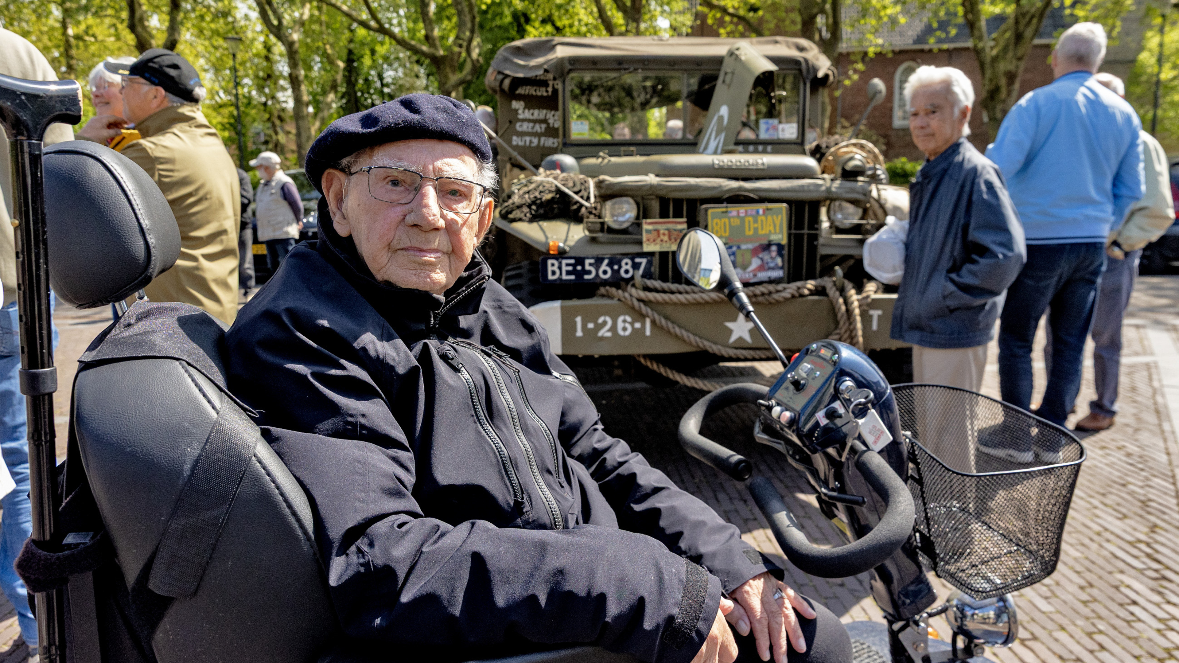 Pieter Geert (100) passes war vehicles in Heemskerk on his mobility scooter: 'If I tell what I’ve been through and seen, they won’t believe me'