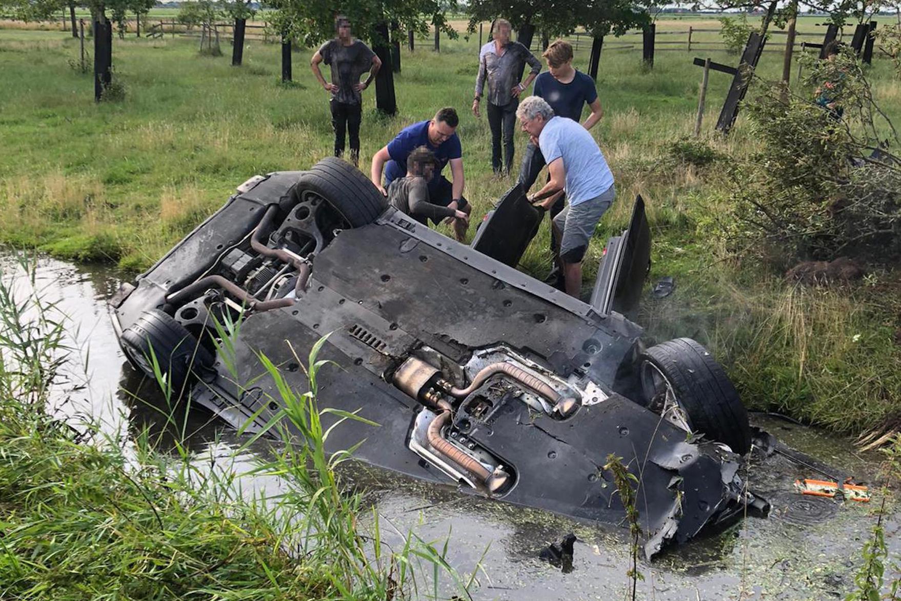Bestuurder gecrashte Porsche in Katwoude is 23-jarige Volendammer met drank en coke achter de kiezen