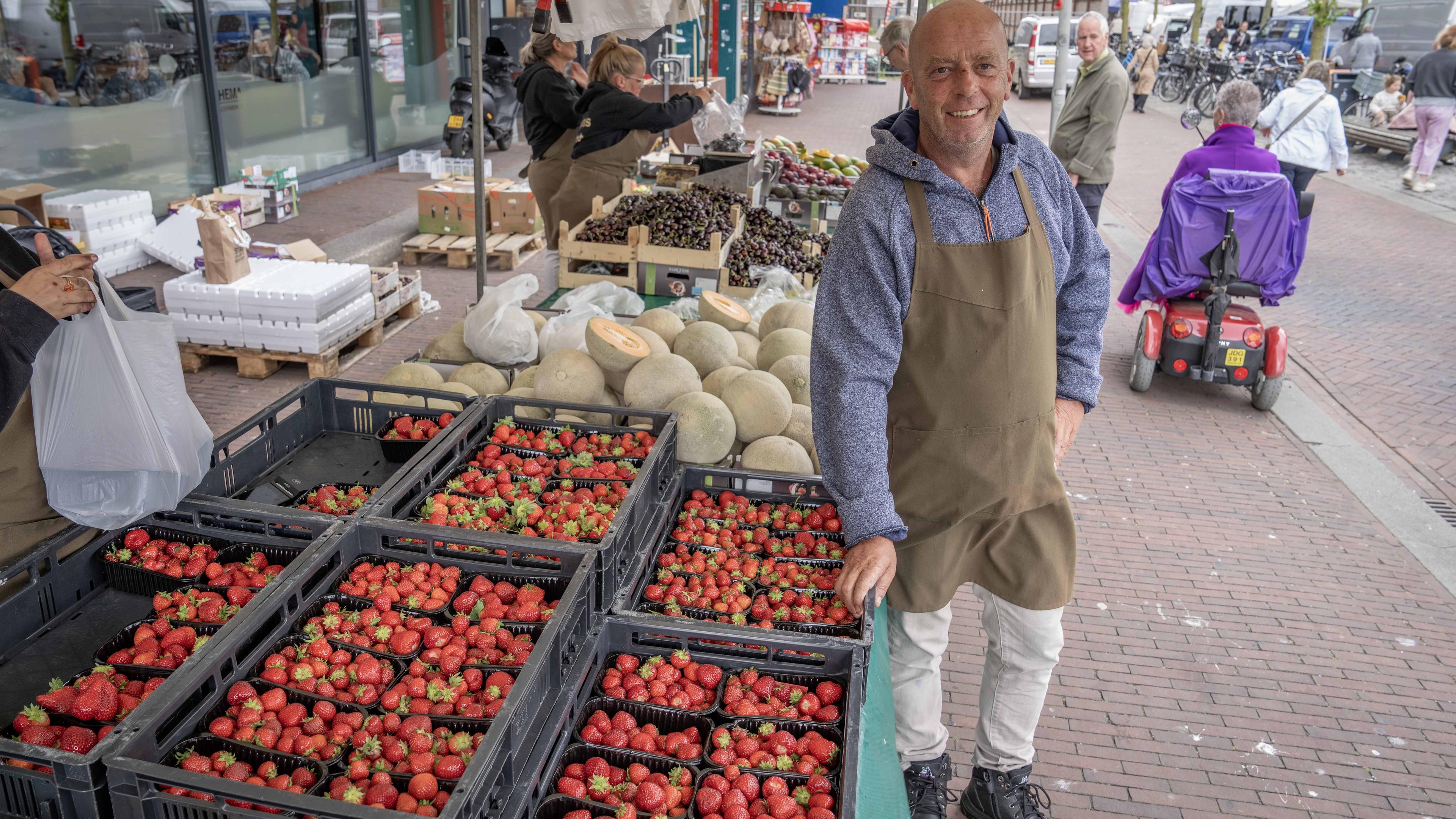 Gijs van Koert is met zijn fruitkraam niet weg te denken van Helderse Juttersmarkt, die zeventig jaa