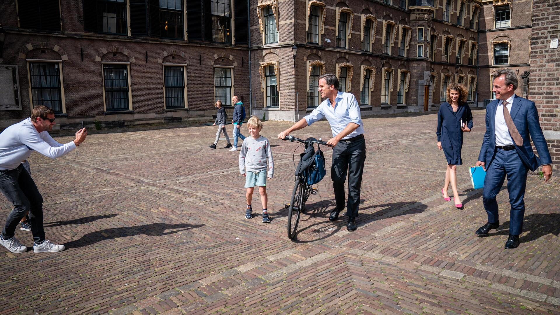 Kan Mark Rutte zijn gewone zelf nog zijn? Dreiging alleen al is aanslag ...