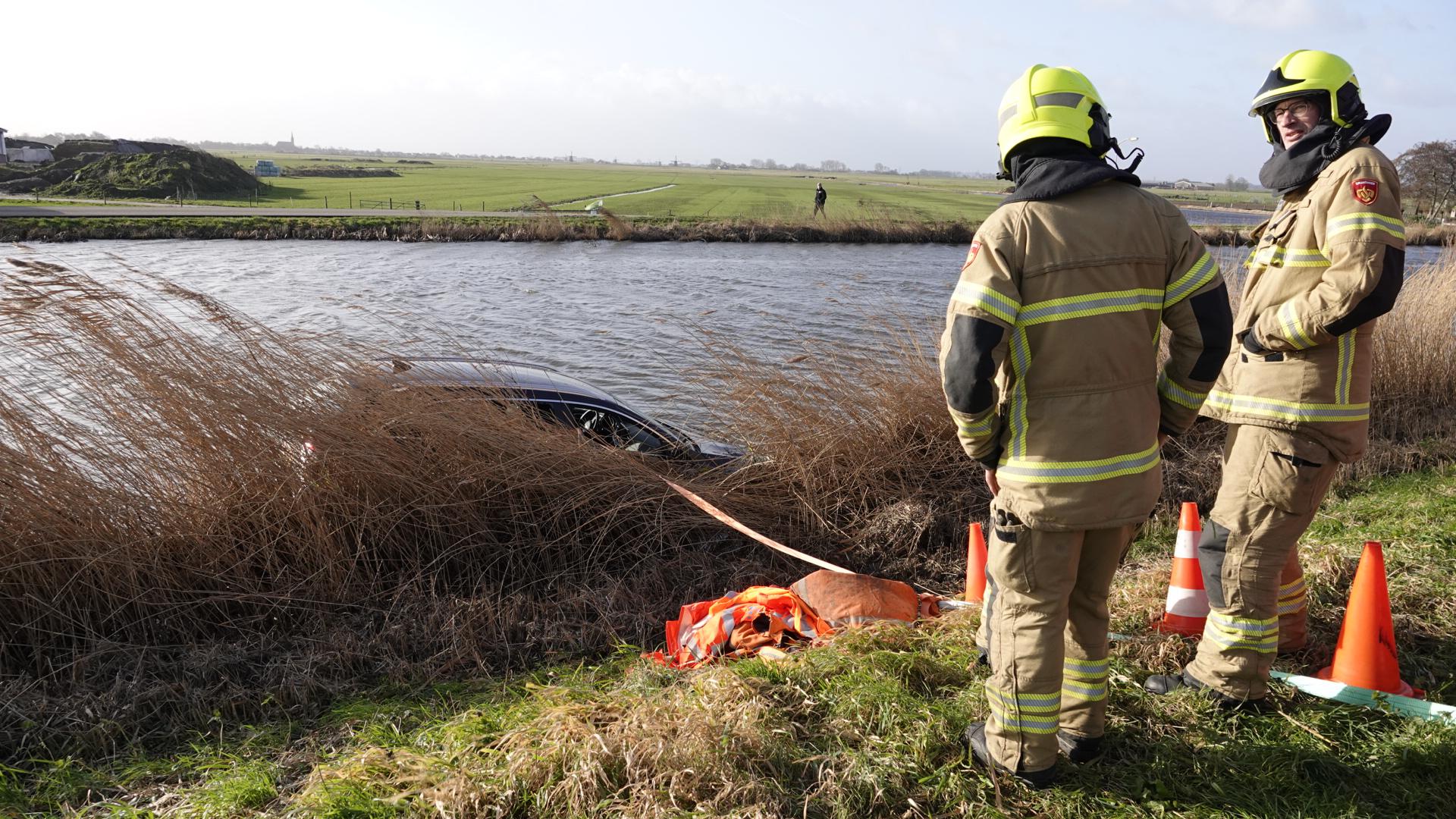 Auto te water tussen Avenhorn en Ursem, voertuig tientallen meters meegesleurd met de stroming