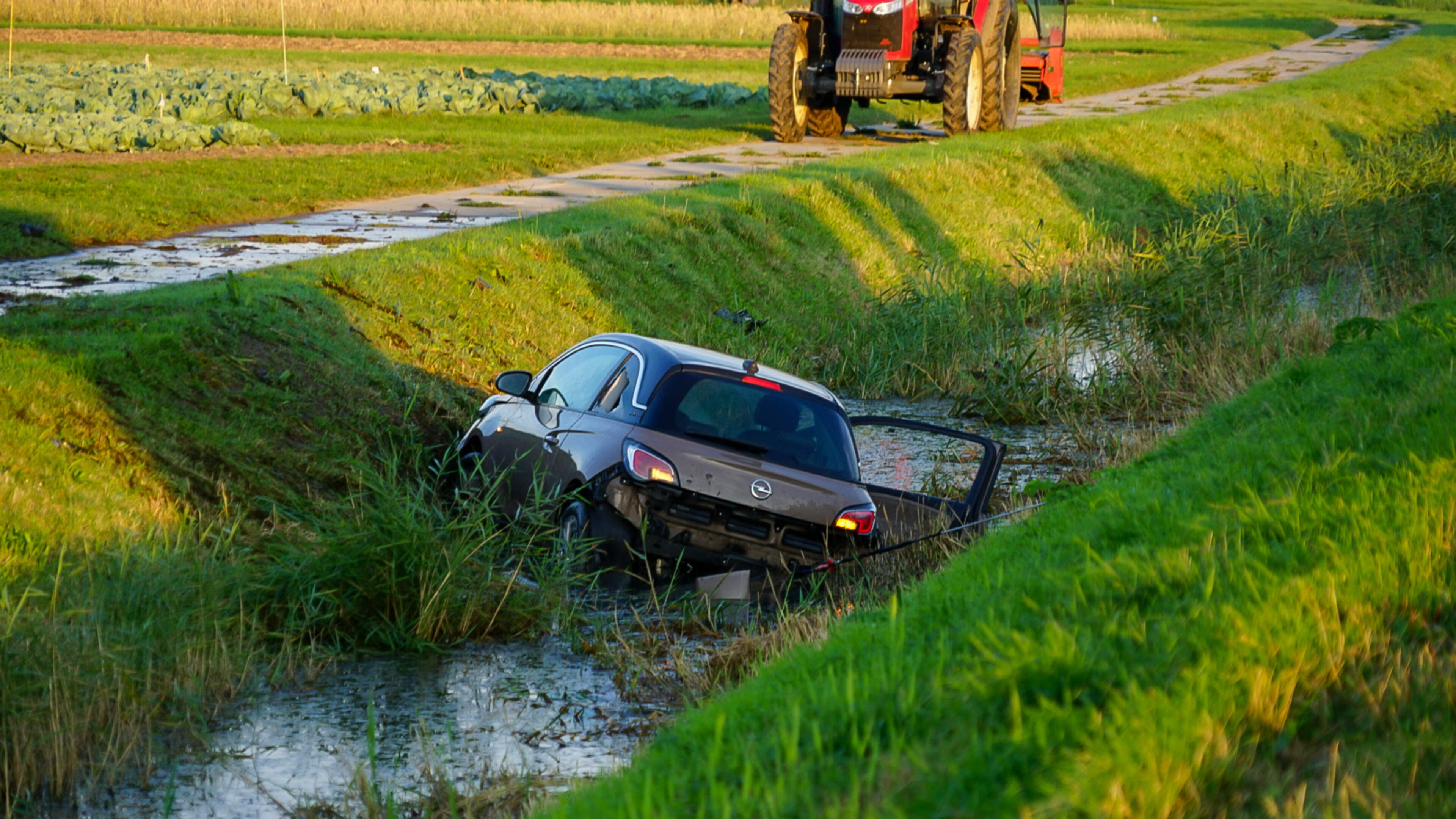 Auto belandt in sloot langs Drechterlandseweg (N505) in Hoogkarspel, bestuurster met spoed naar ziek
