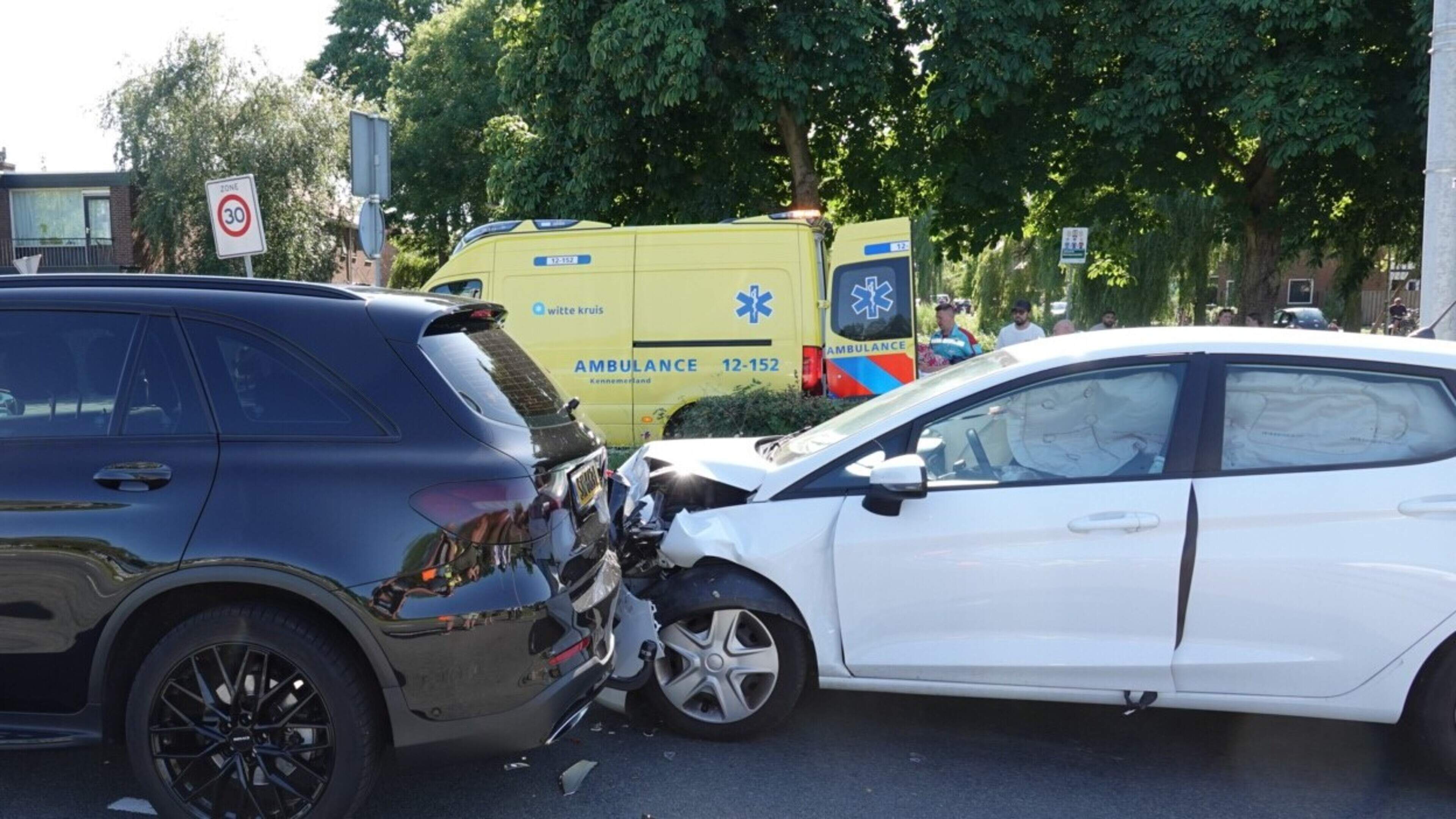 Schade bij botsing op drukke kruising van N203 in Wormerveer