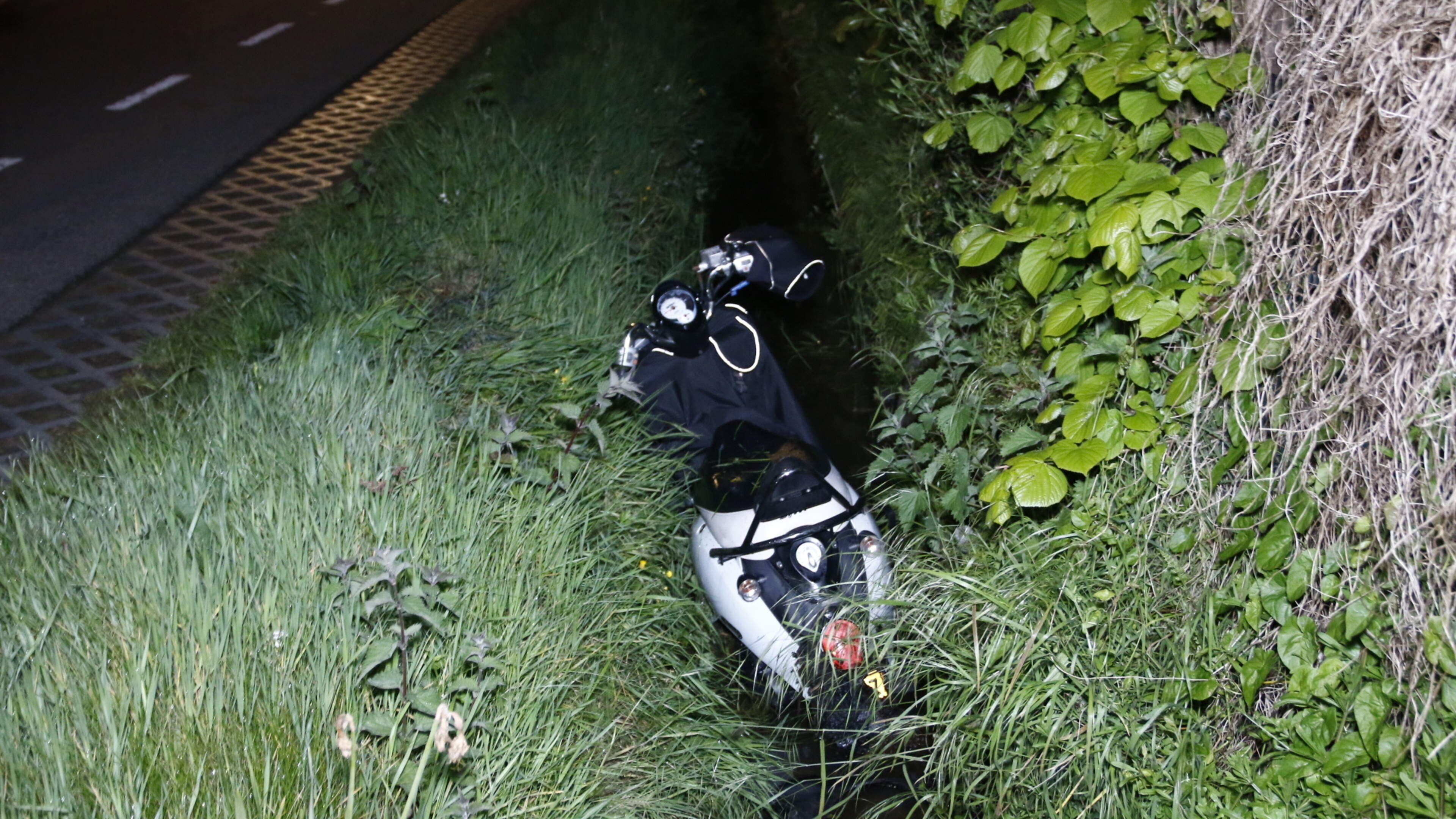 Scooter rider ends up in ditch along dike in Heemskerk, unlicensed and under the influence