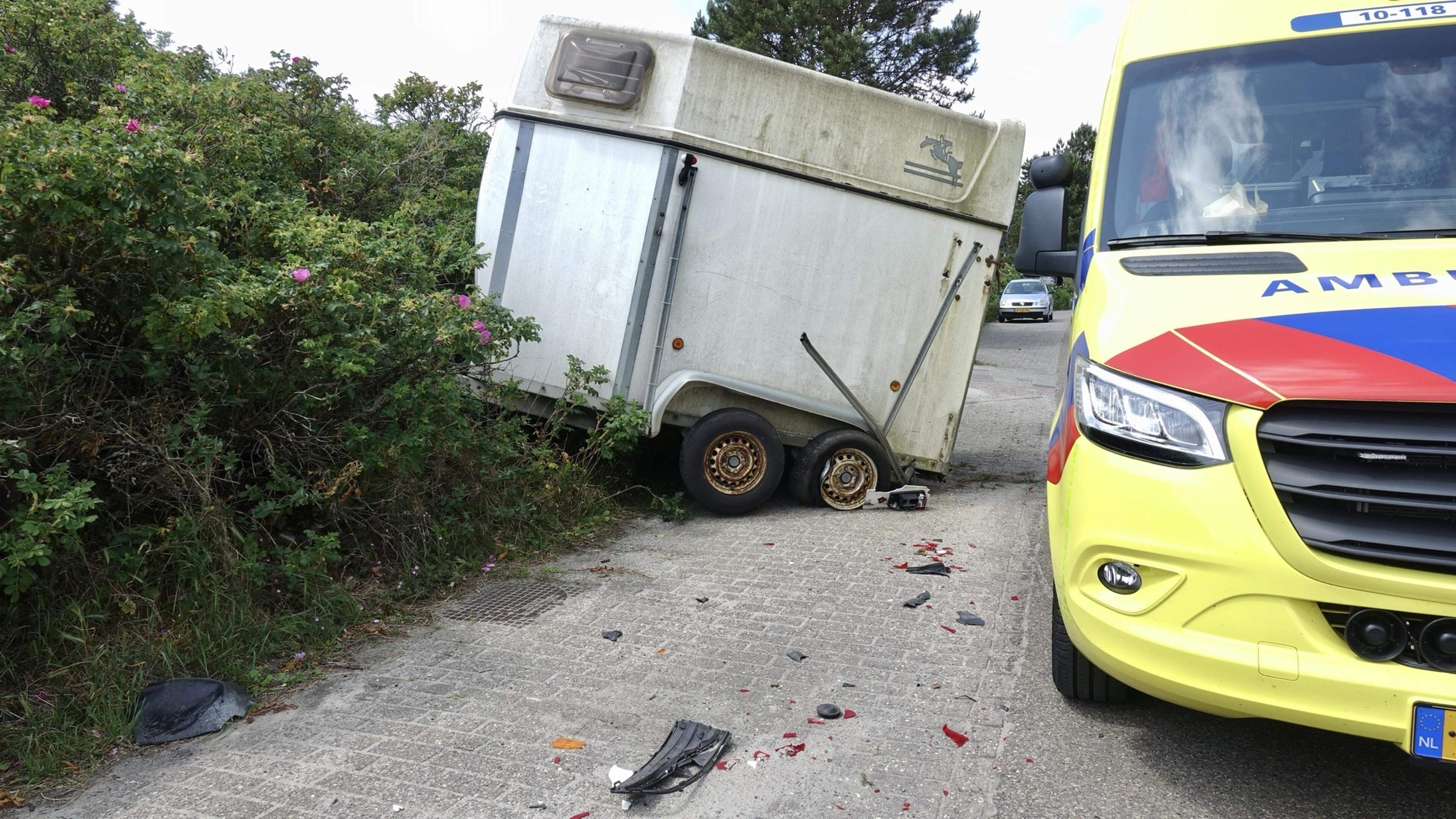 Automobilist klapt op geparkeerde paardentrailer in Callantsoog: ’Dankbaar voor hulp van omstanders’