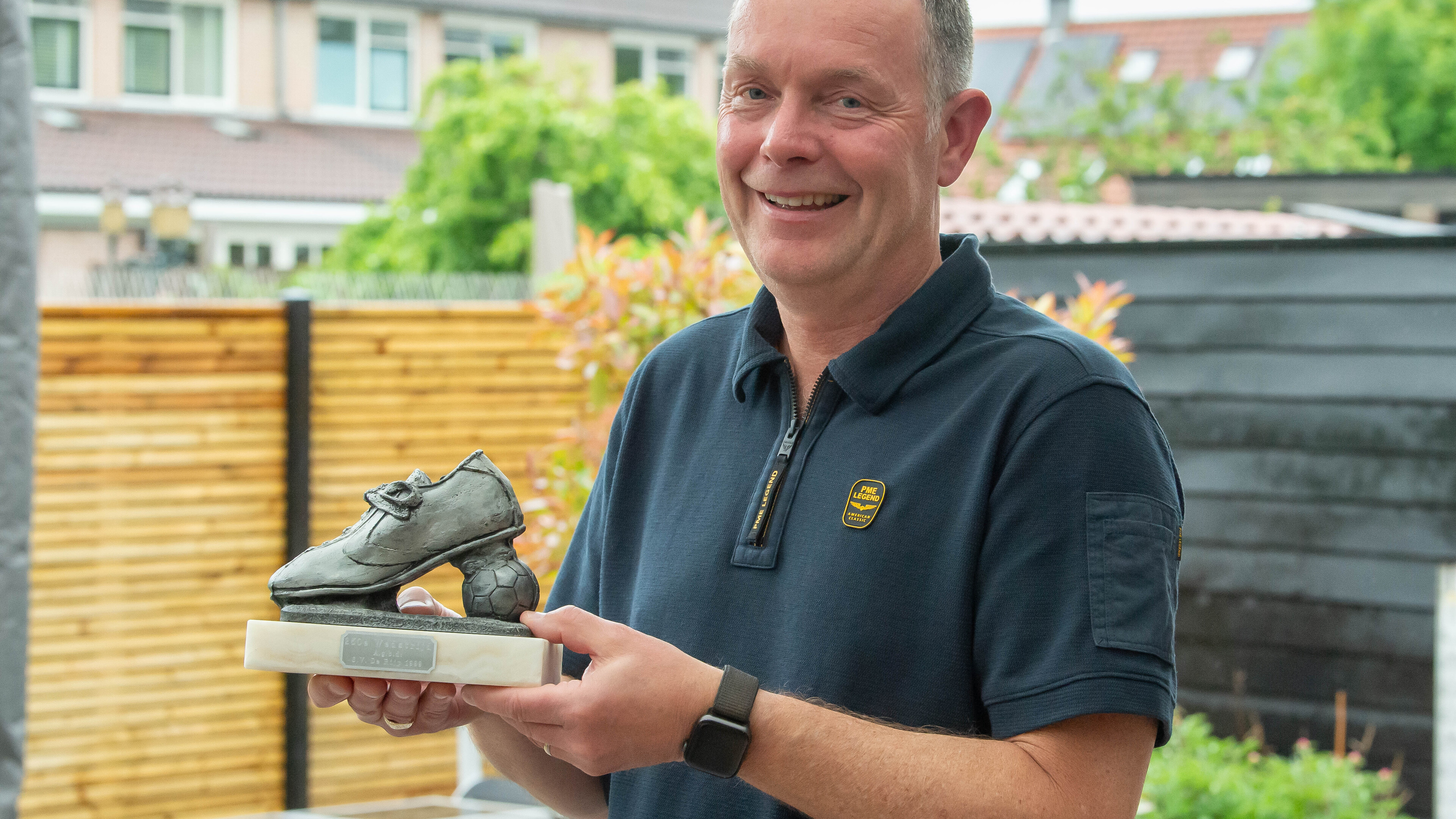 Op een brandweerwagen het dorp rond: De Rijp had in de jaren 90 een gouden lichting