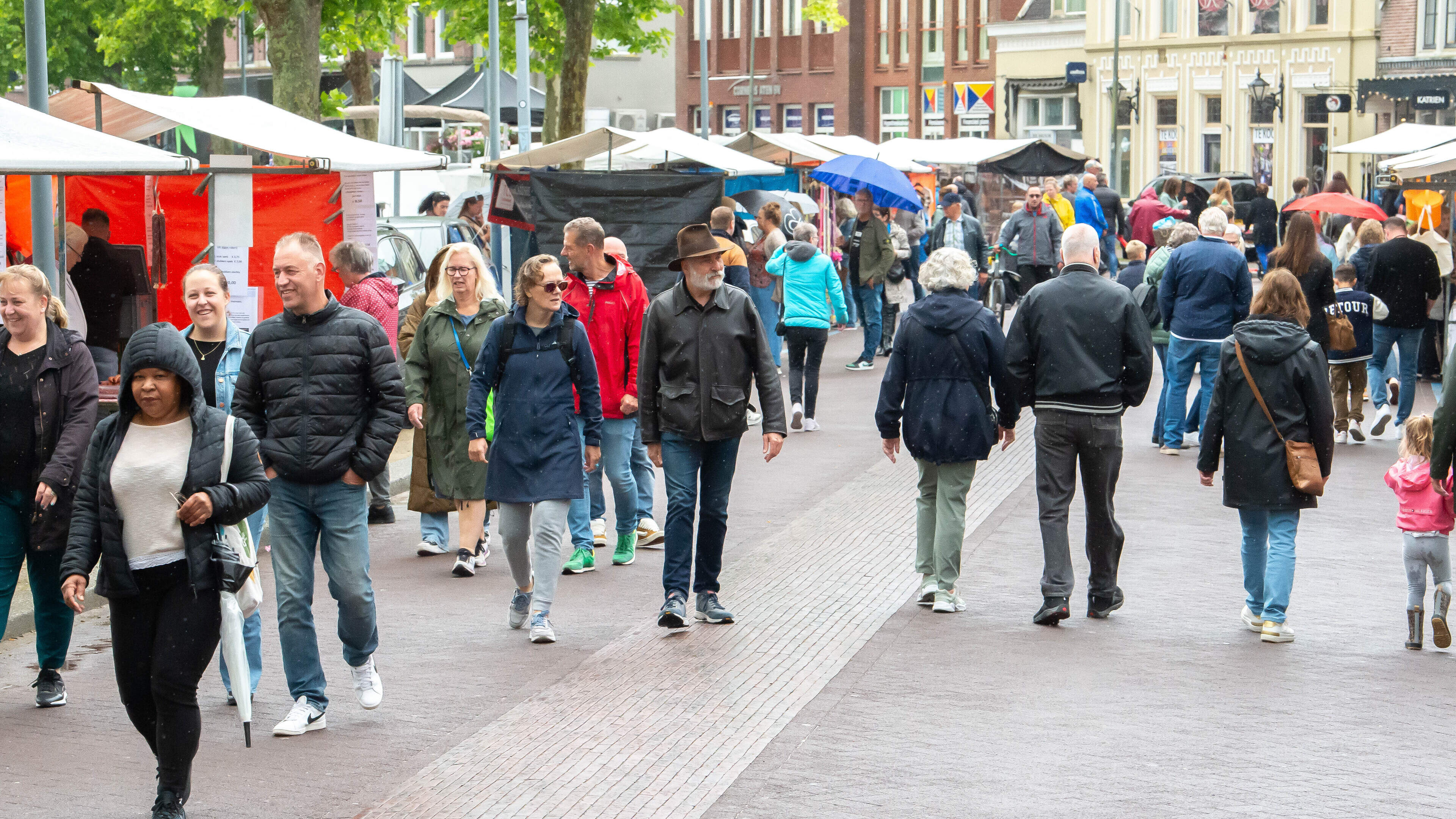 Braderie in de Zaanbocht vaste prik om koopjes te jagen en een praatje te maken: ’Het is echt ons ke