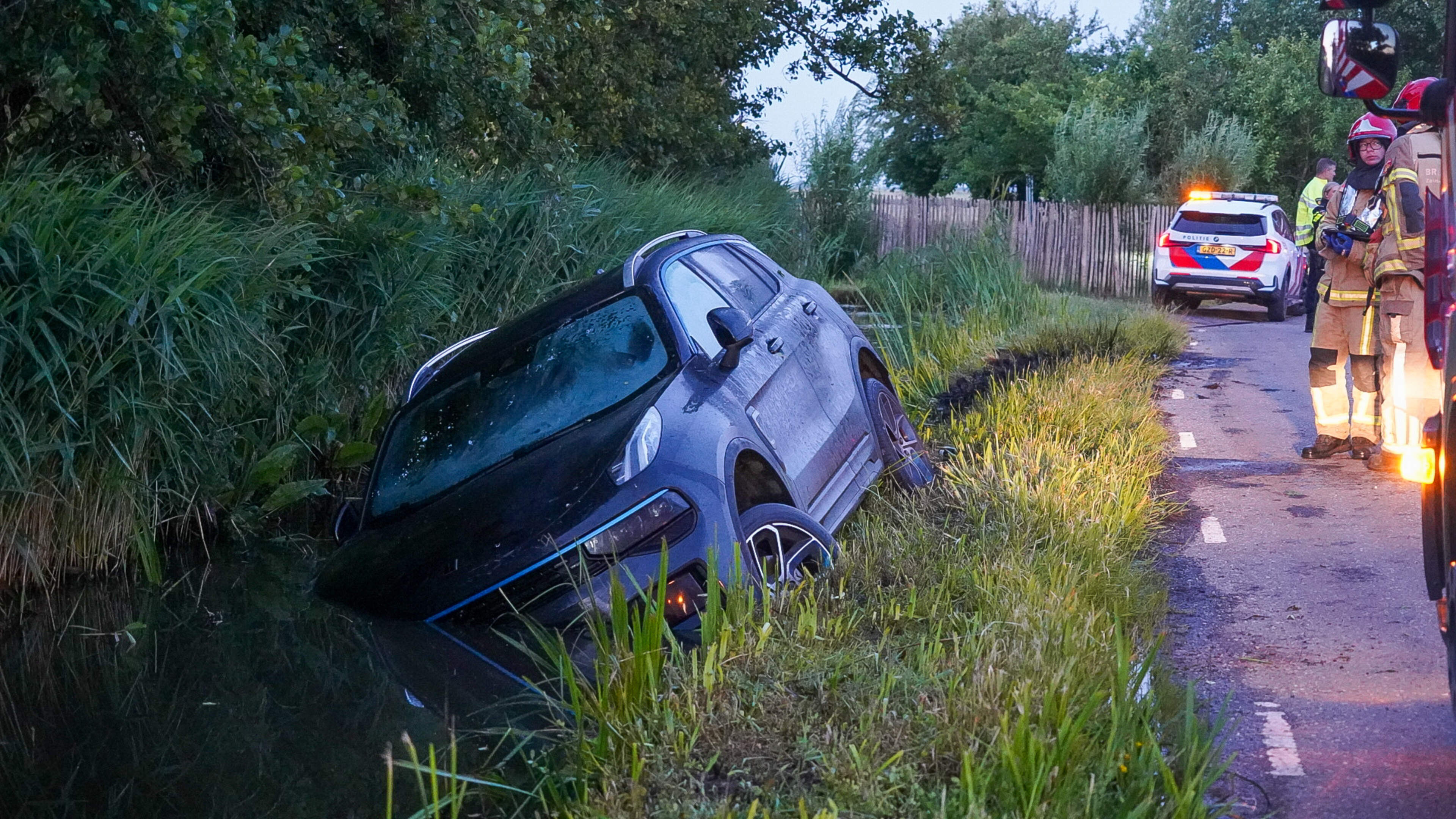112 nieuws: Auto in de sloot bij Broek in Waterland, bestuurder spoorloos