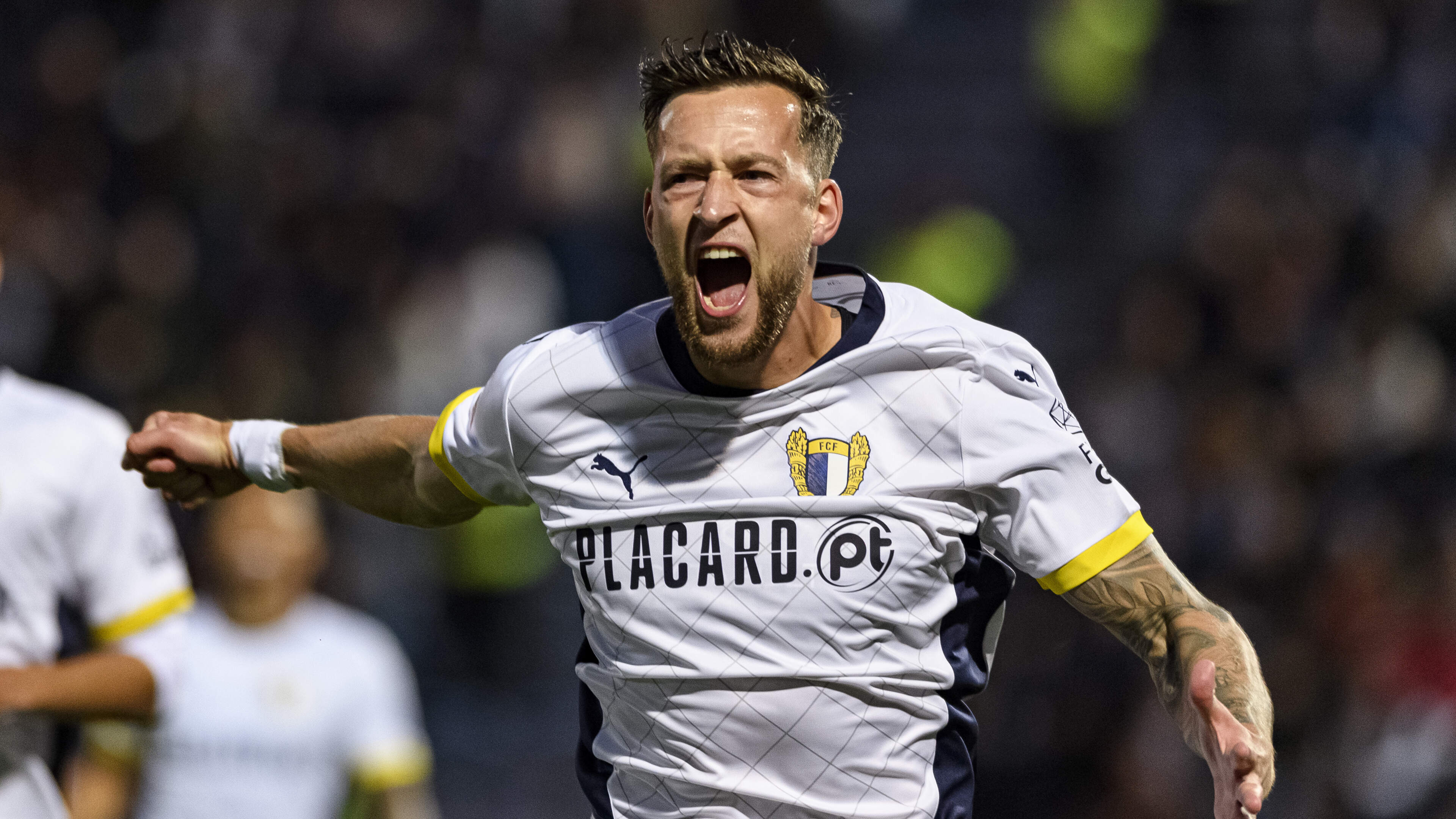 Zaandam native Justin de Haas joins Spanish top club Valencia: 'Every footballer wants to play in that stadium with those steep stands'