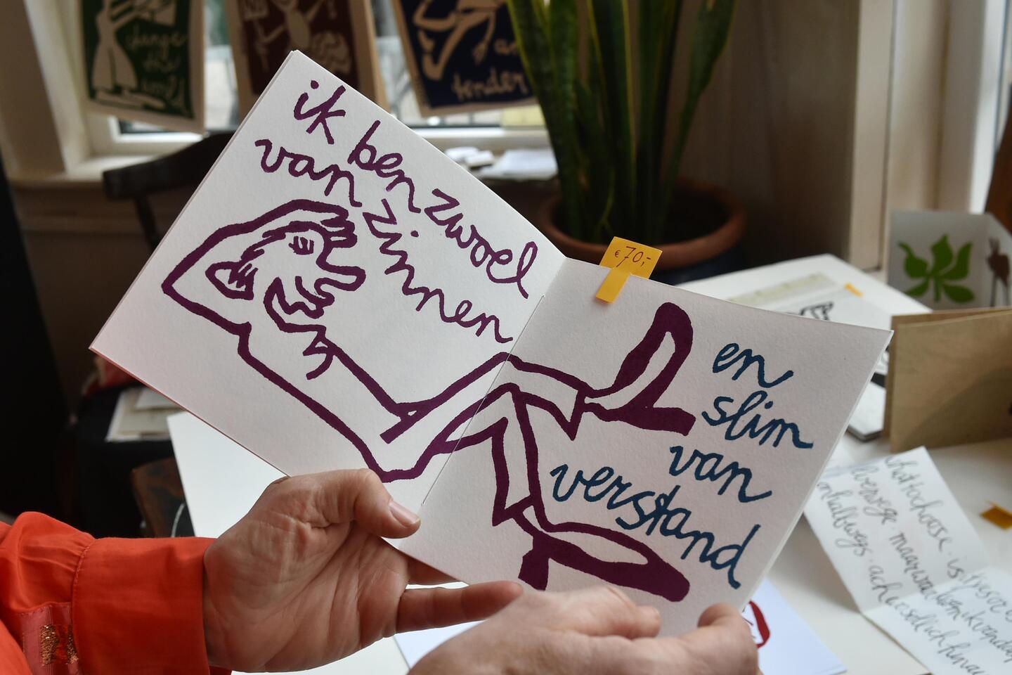 Titi fluistert naar toehoorders in Wijk aan Zee. ‘Je mag er zijn ...