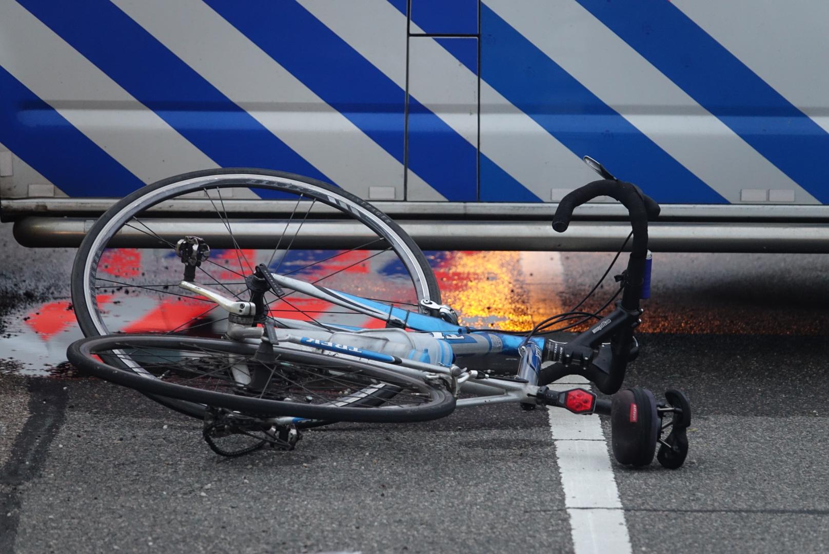 Amsterdam onderzoekt ongeval met wielrenner en politiebus bij Katwoude
