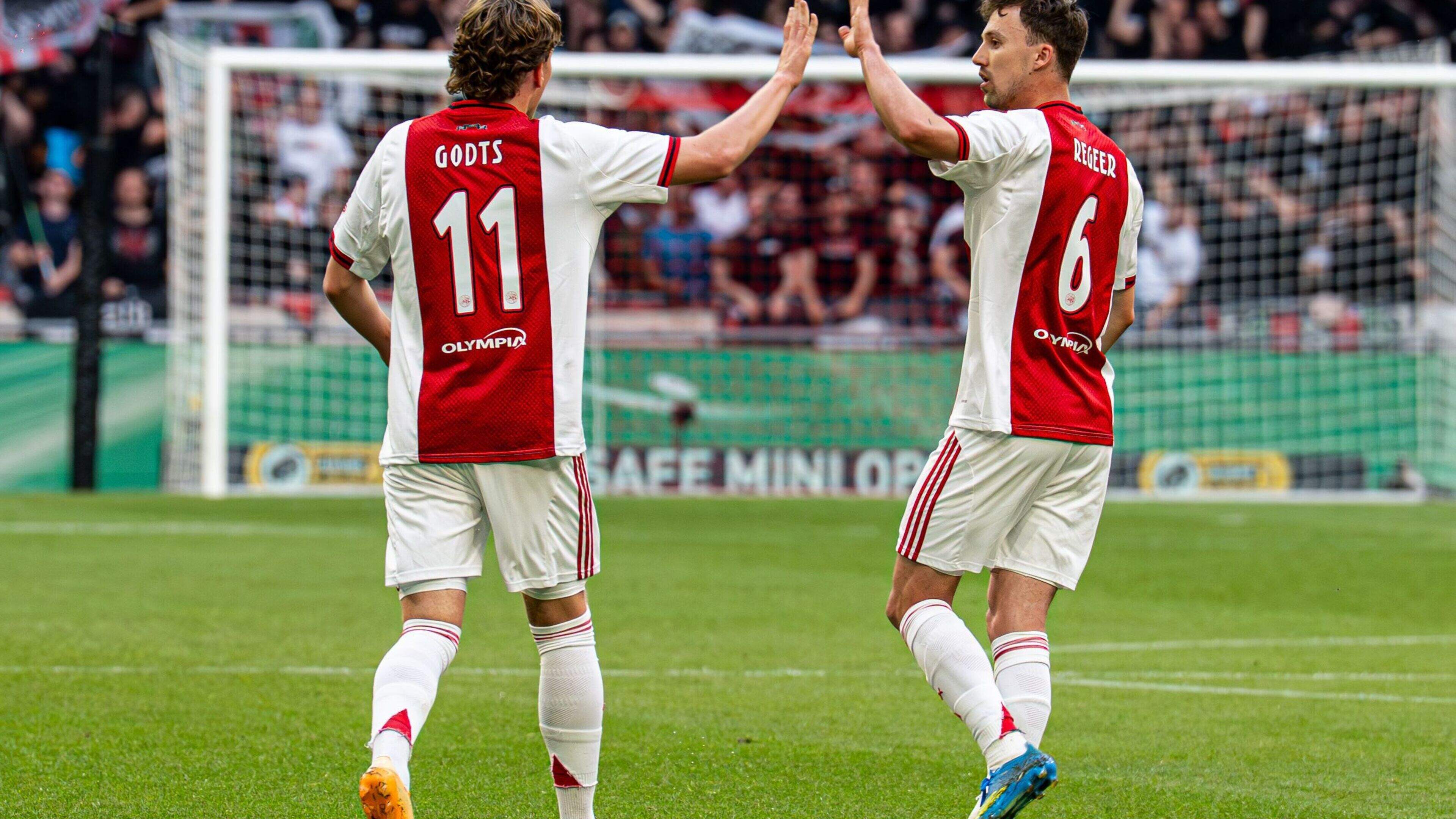Mika Godts rescues late point for Ajax against PSV 2