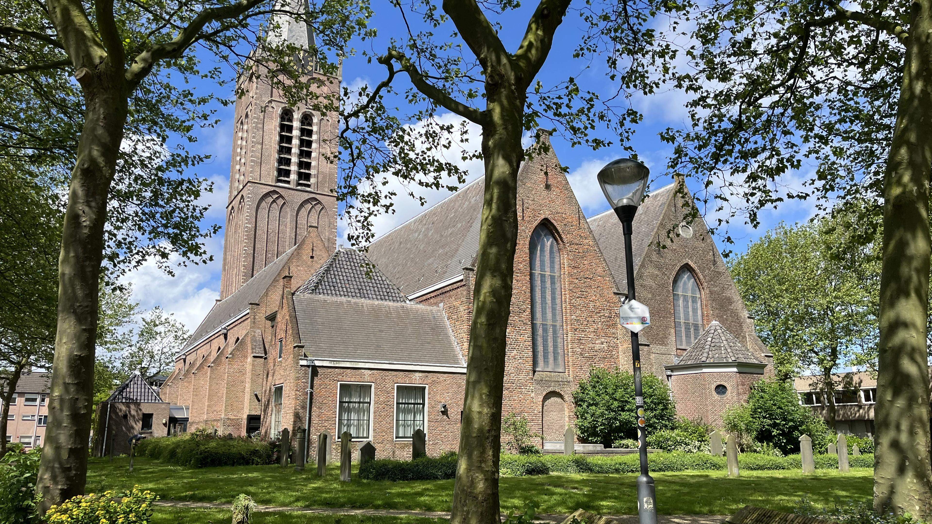 Laatste dienst in de Vredevorstkerk in Beverwijk: parochianen nemen Paaskaars, bijbel en avondmaalst