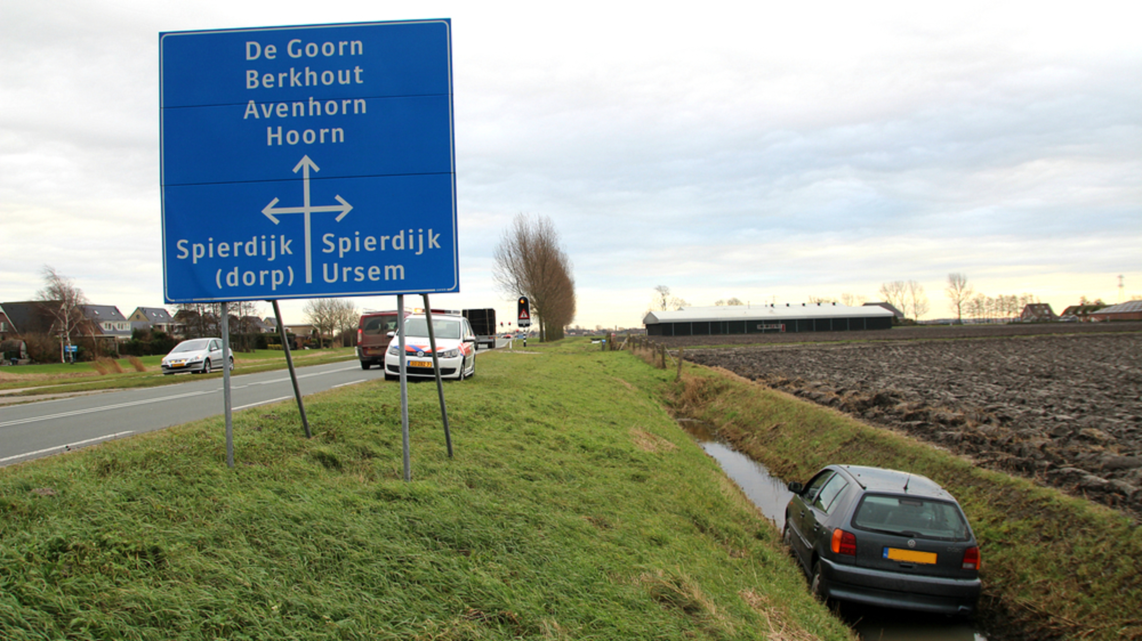 Auto te water langs N507 bij Spierdijk