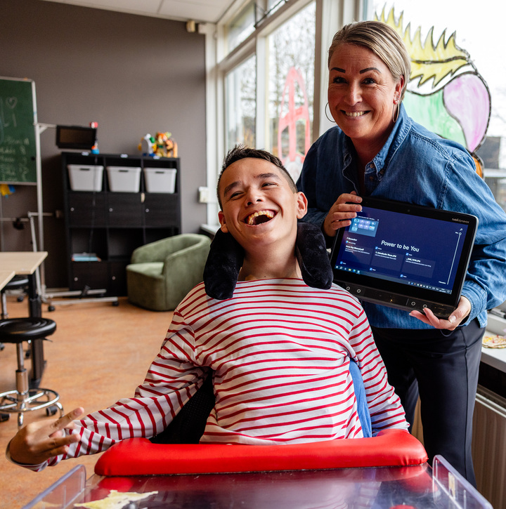Gehandicapte Thom (19) heeft zijn gestolen spraakcomputer terug. Hij ...