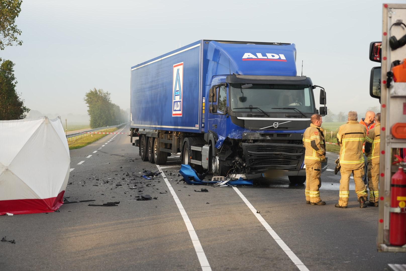 Automobilist overleden bij botsing met vrachtwagen op de N99 tussen Den Oever en Hippolytushoef
