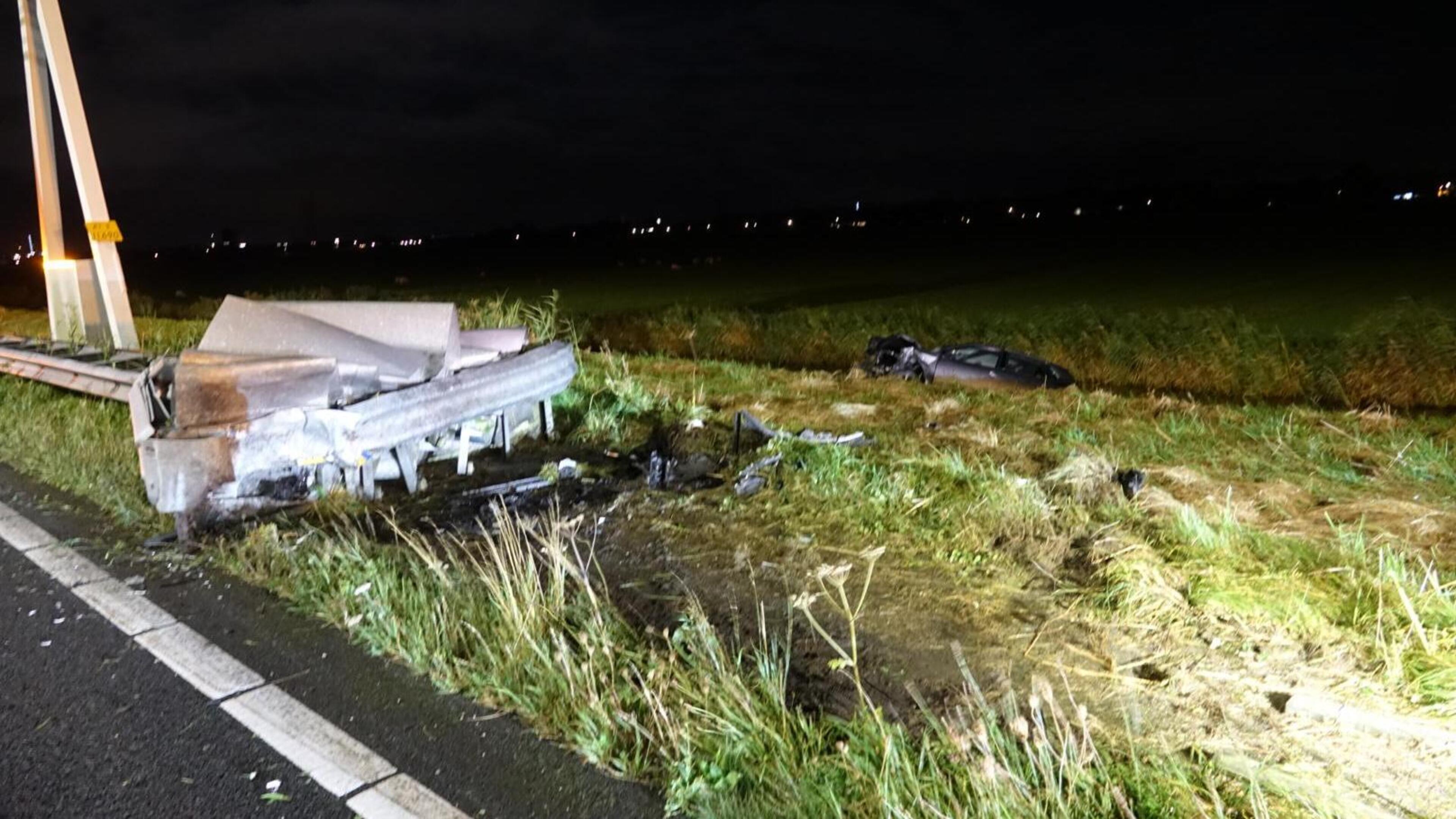 Auto belandt in sloot langs A7 bij Wijdewormer, bestuurder gewond