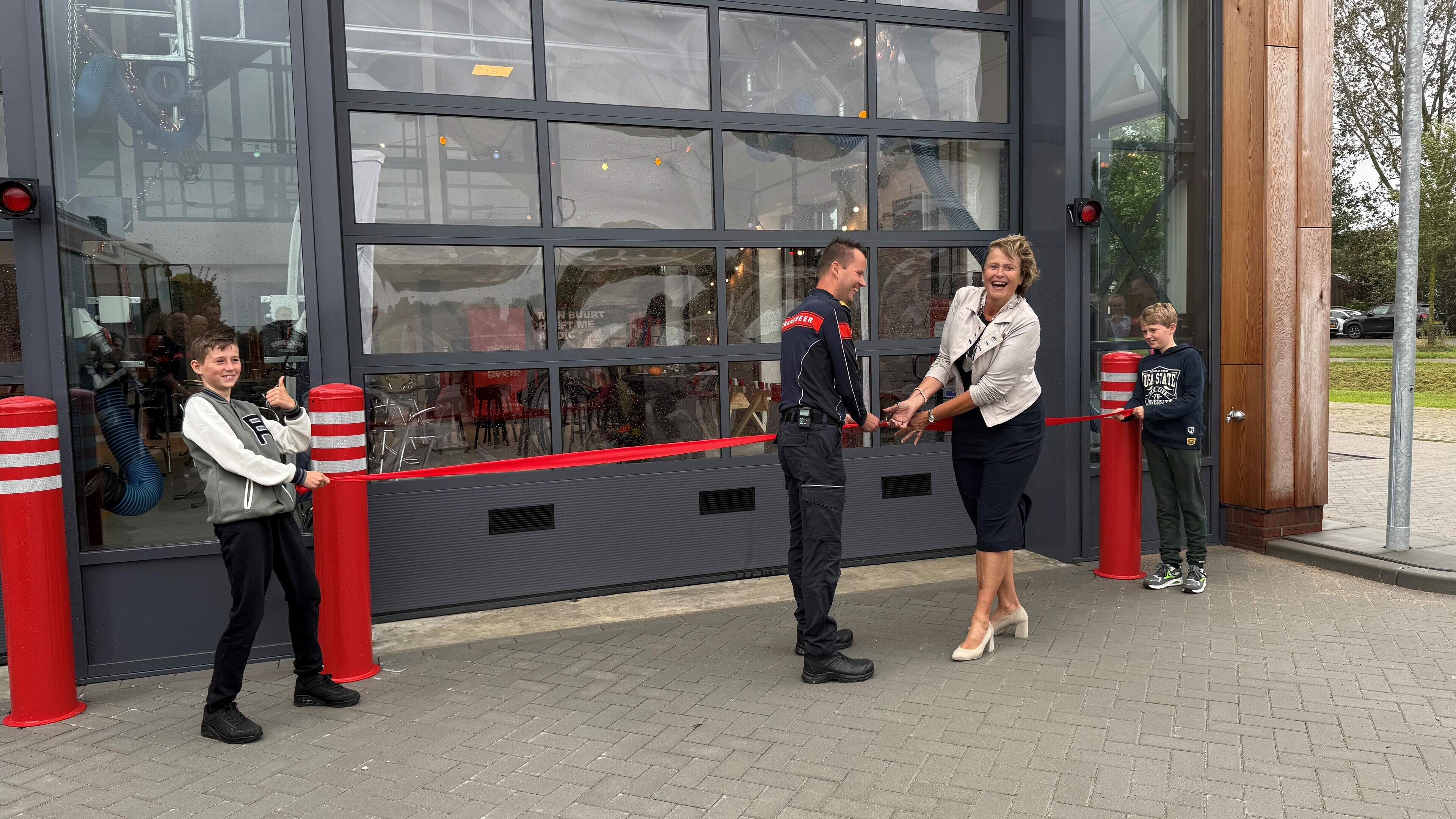 Nieuwe kazerne én tankautospuit voor brandweer Dirkshorn. Ereblijk voor Peter de Goede