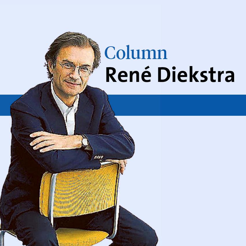 Op het bureau van René Diekstra staan drie klokjes met datumaanwijzer