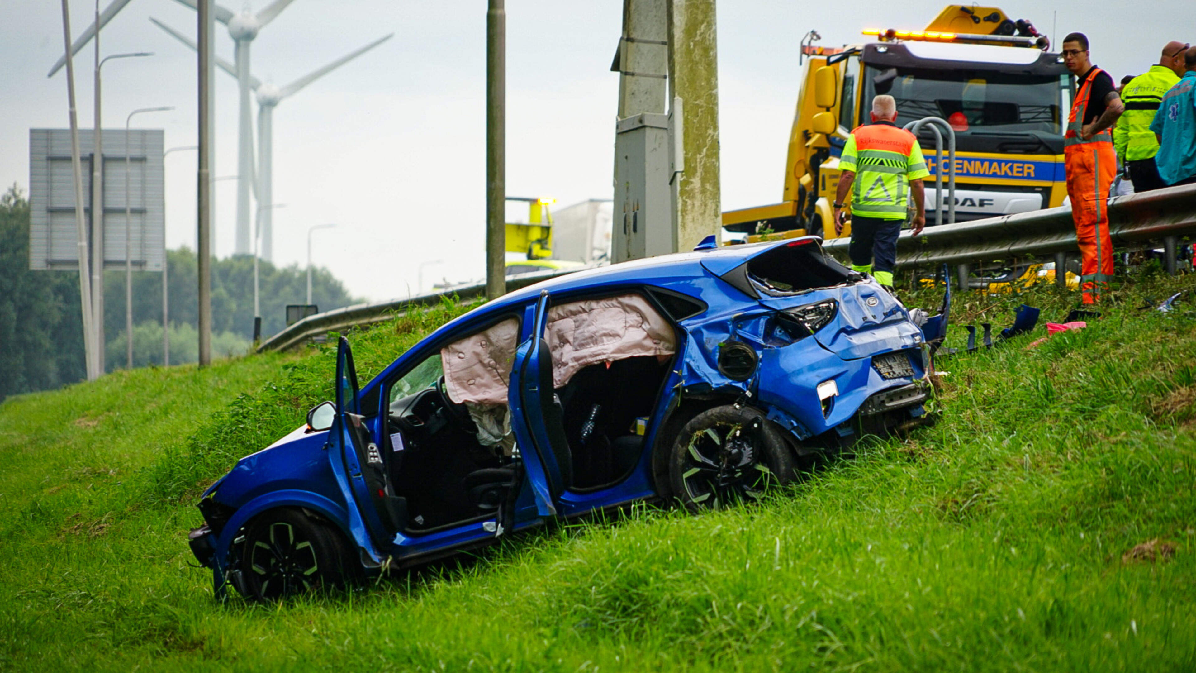 Automobilist belandt achter vangrail op A7 bij Avenhorn