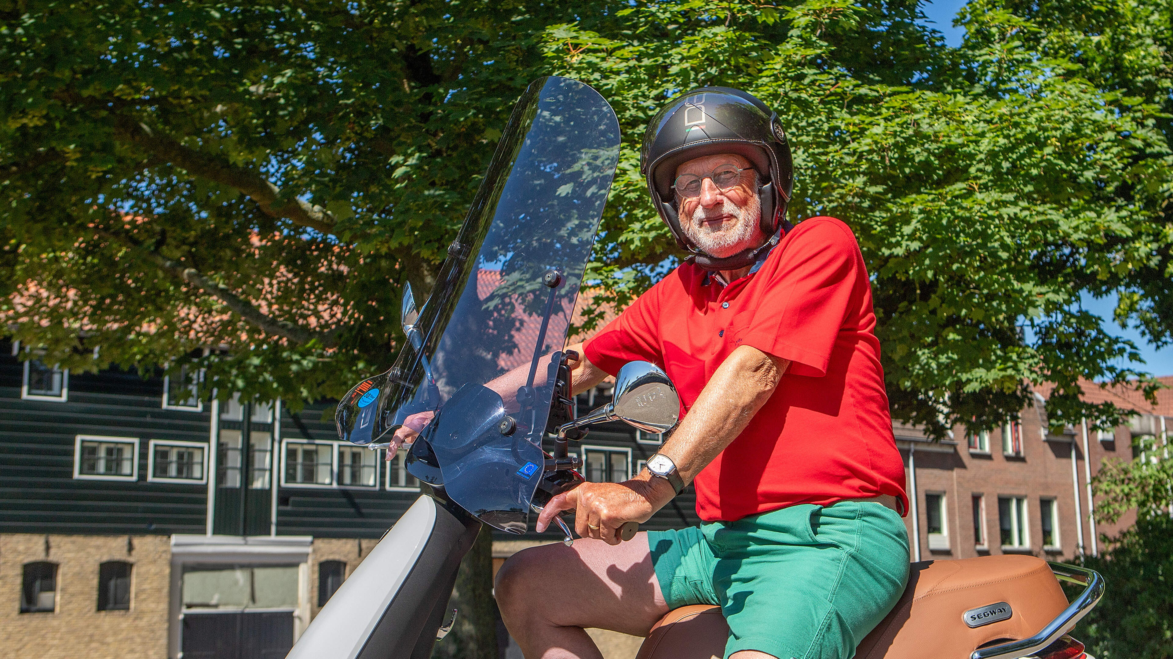 Adrie (79) gaat elke week met zijn scooter op pad voor cappuccino, appeltaart én een recensie op Instagram. ’Nooit gedacht dat mensen het leuk zouden vinden’