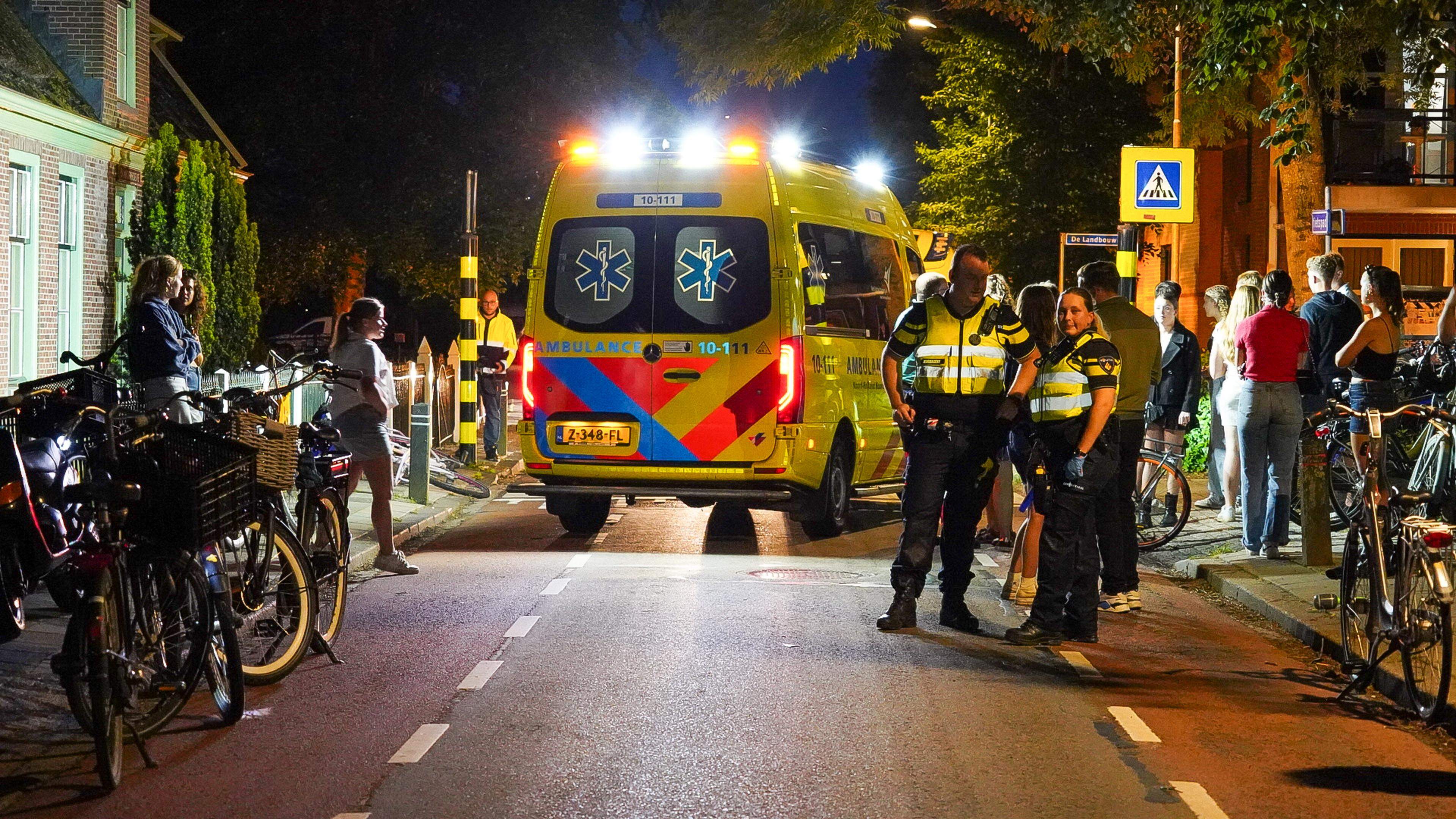 112 nieuws: Scooter rijdt in op groep fietsers in Hoogkarspel, twee gewonden