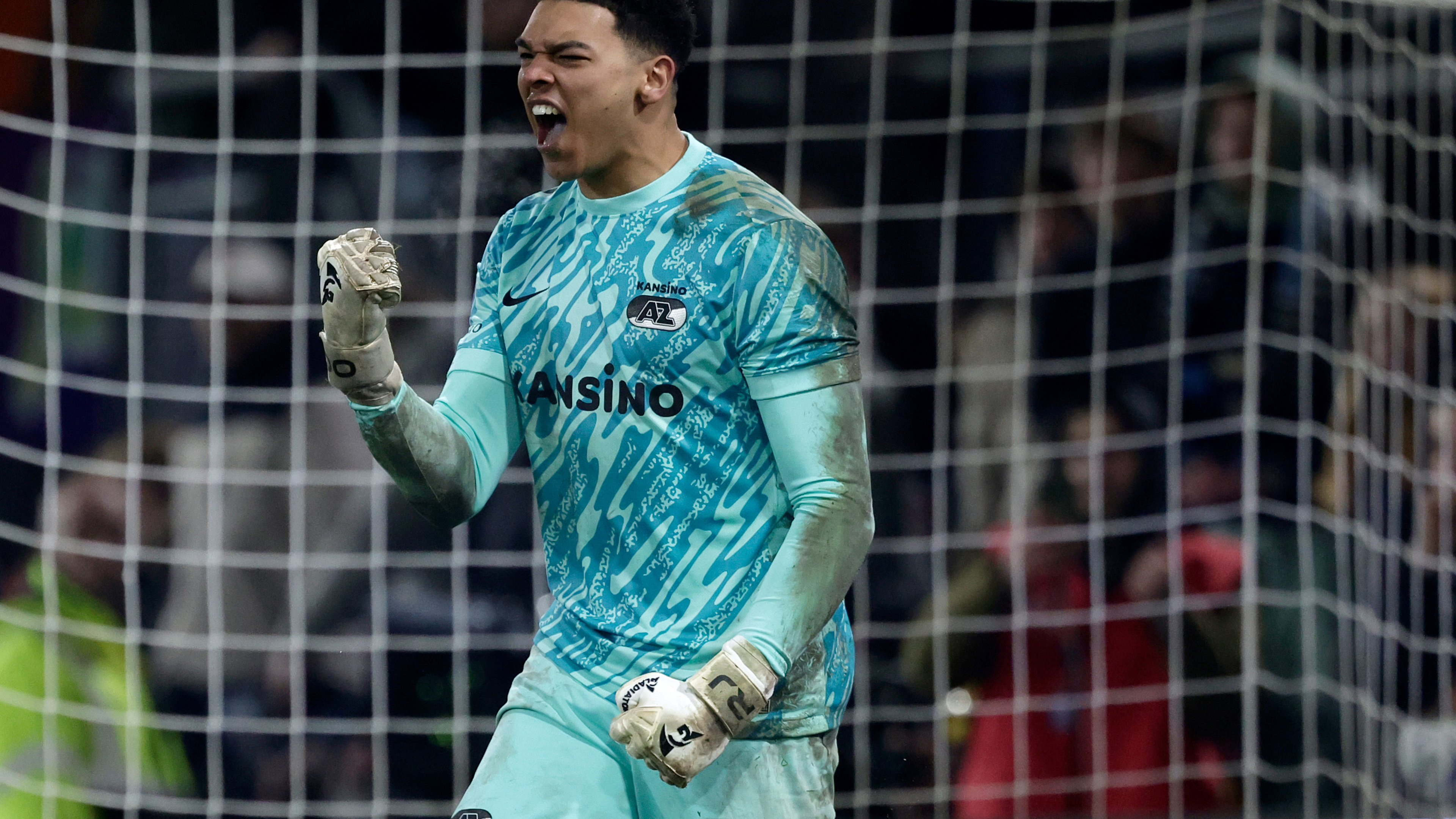 Jonge doelman van AZ doet zichzelf een nieuw contract cadeau op zijn verjaardag: Owusu-Oduro tekent 