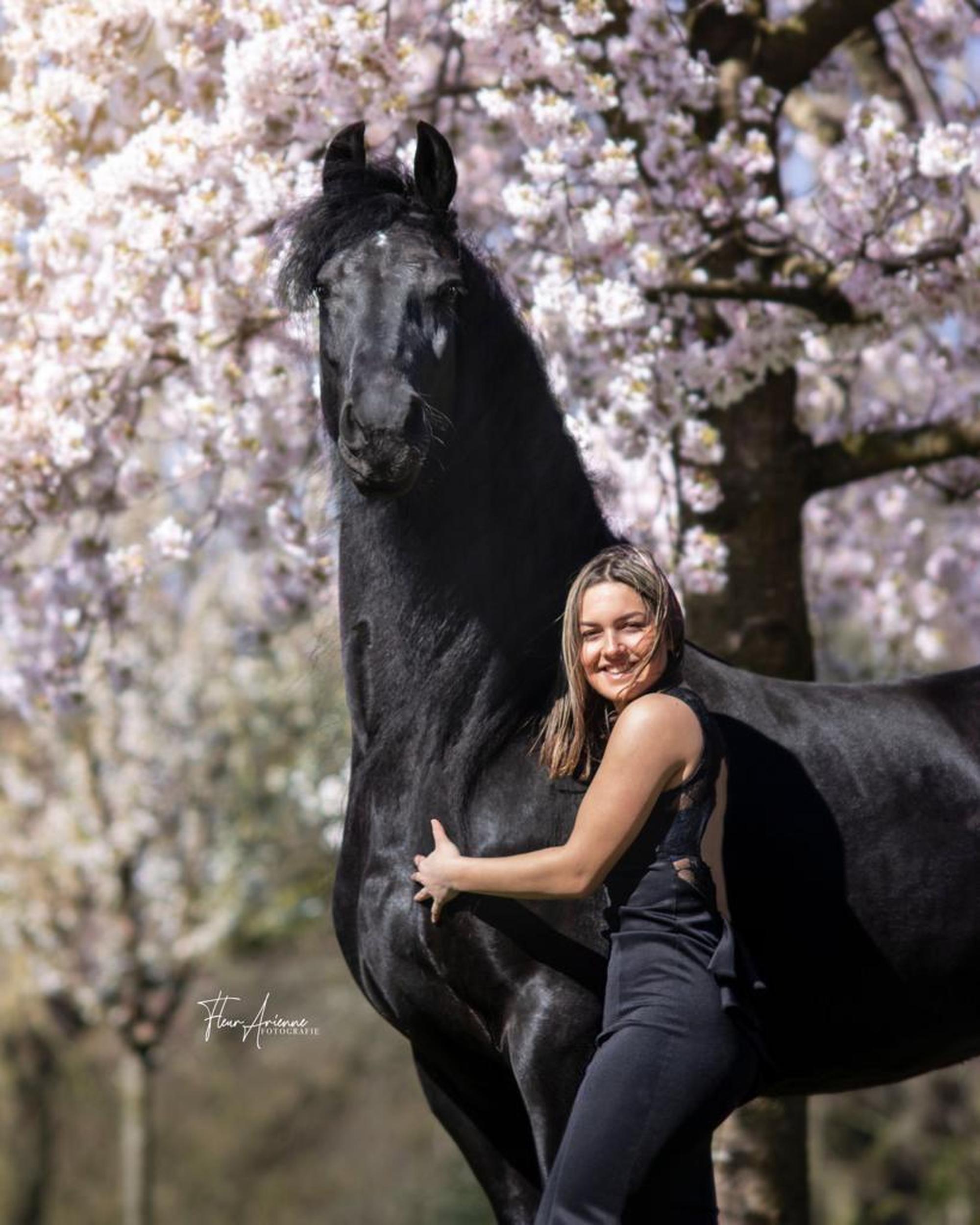 Gwen (19) prijkt op de nieuwe boerinnenkalender, maar is ook graag in de  beautysalon | Noordhollands Dagblad