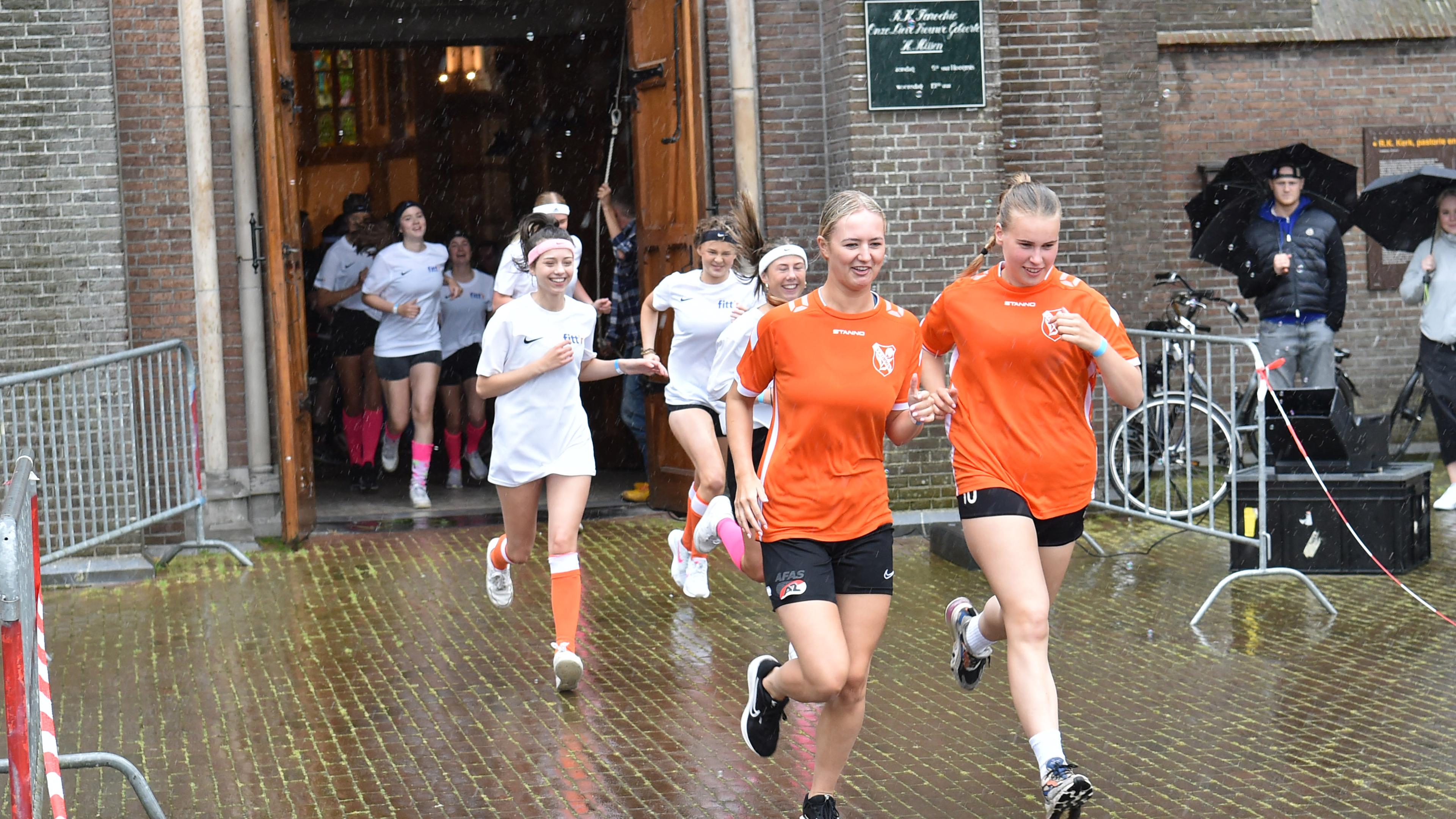 Kermisloop Uitgeest, een wolkbreuk bij de start uit de kerk.