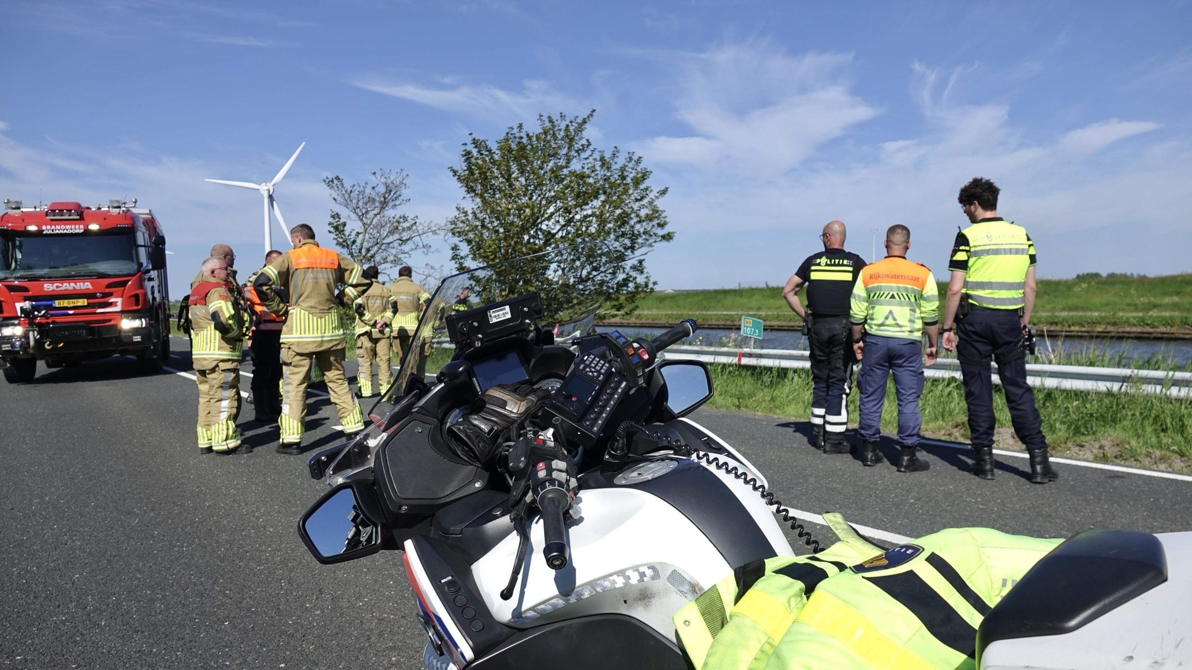 Auto belandt in kanaal bij Julianadorp, omstanders redden gewonde bestuurder uit zinkende wagen