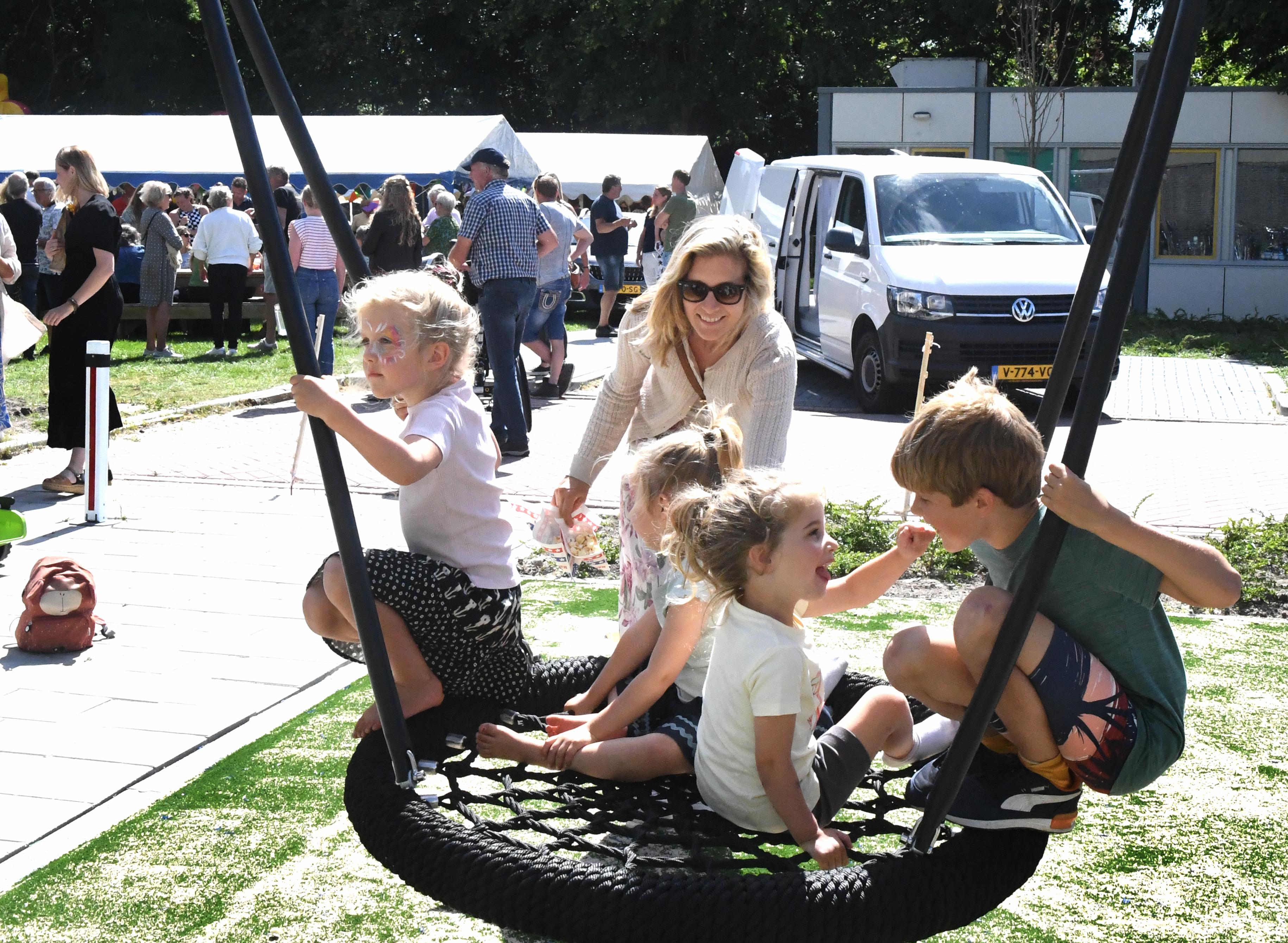 Speeltuin voor en door het dorp geopend, de toestellen zijn geschikt voor iedereen