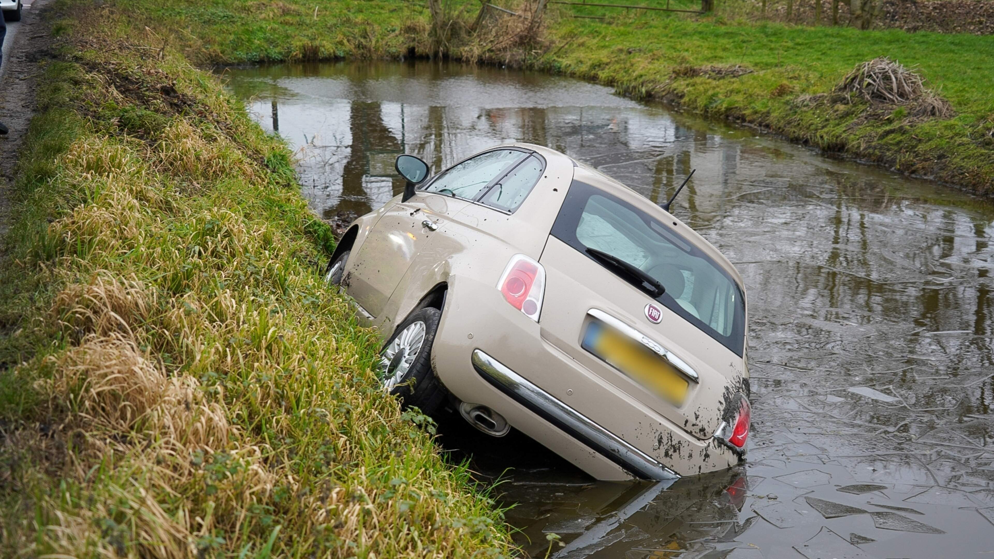 Auto belandt in sloot na aanrijding in Berkhout