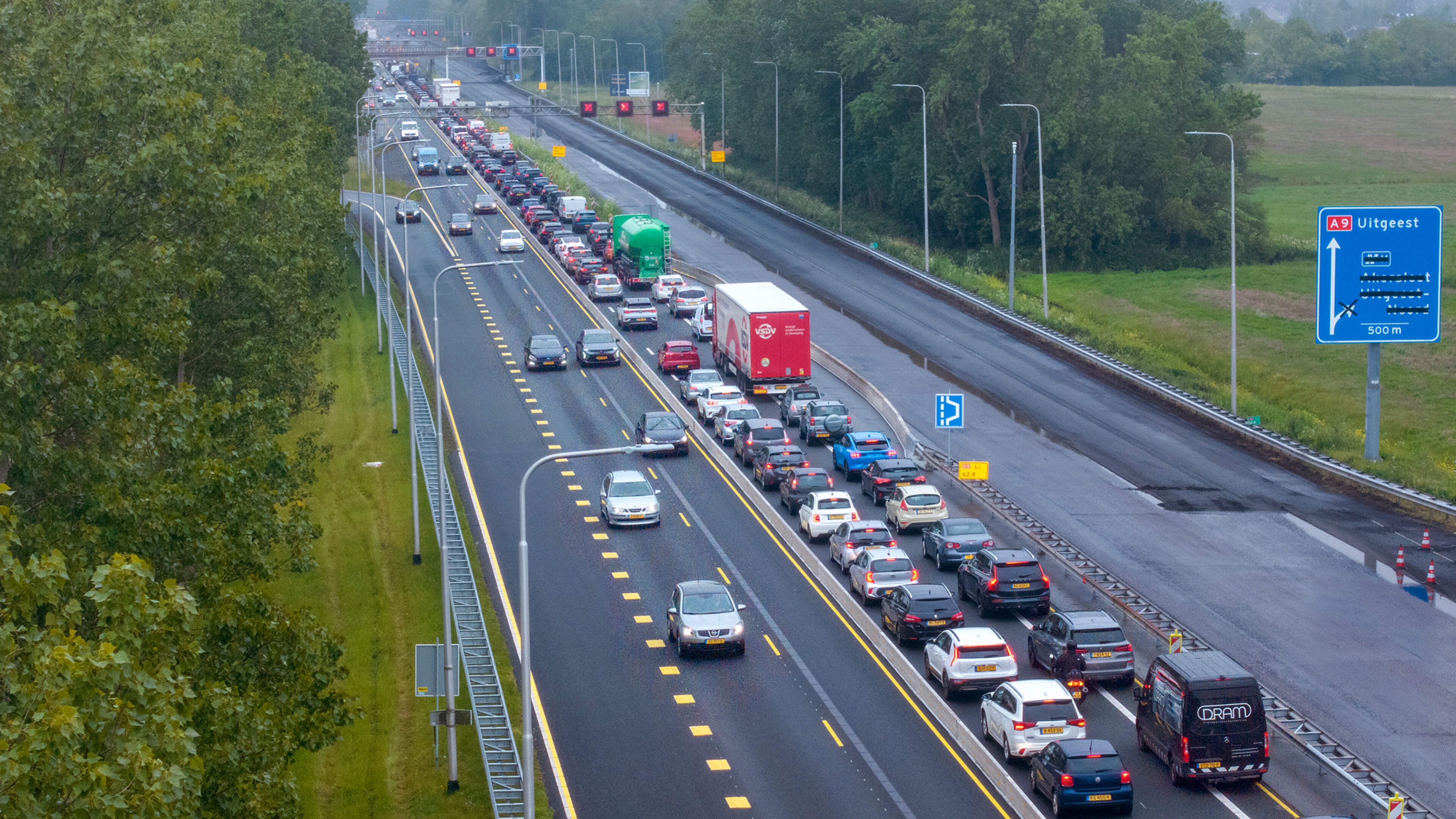 Heemskerk exit adjusted due to A9 roadwork congestion; traffic to Zaanstad redirected via turbo roundabout