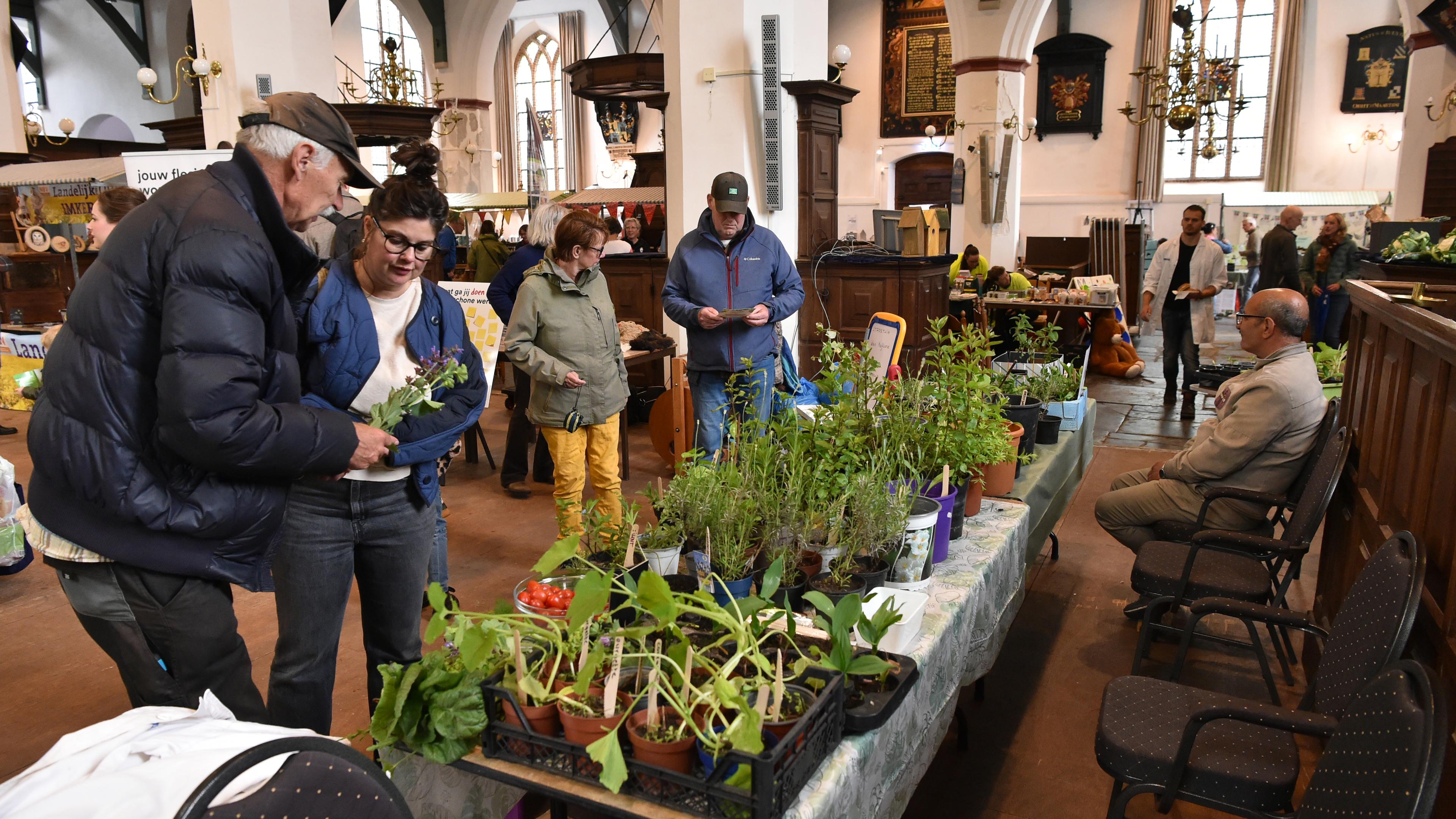 Lentemarkt Beverwijk beregezellig ondanks herfstig weer; Ruimte genoeg in de Grote Kerk