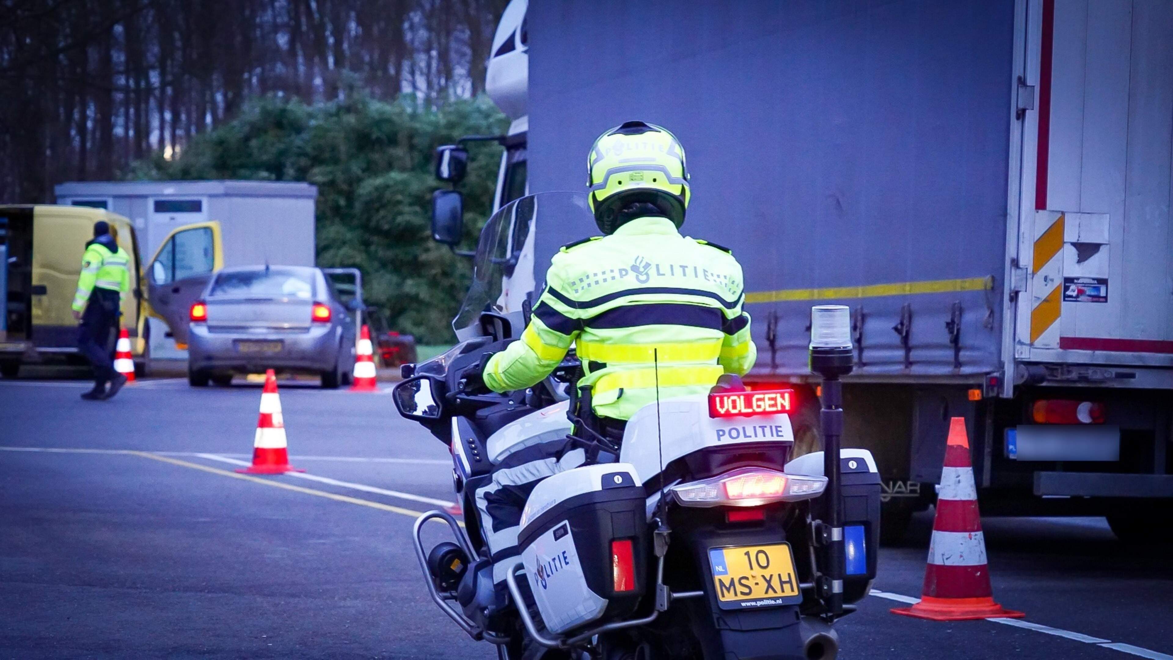 Twee aanhoudingen en zestien bekeuringen bij grote verkeerscontrole op A7 bij Wieringerwerf