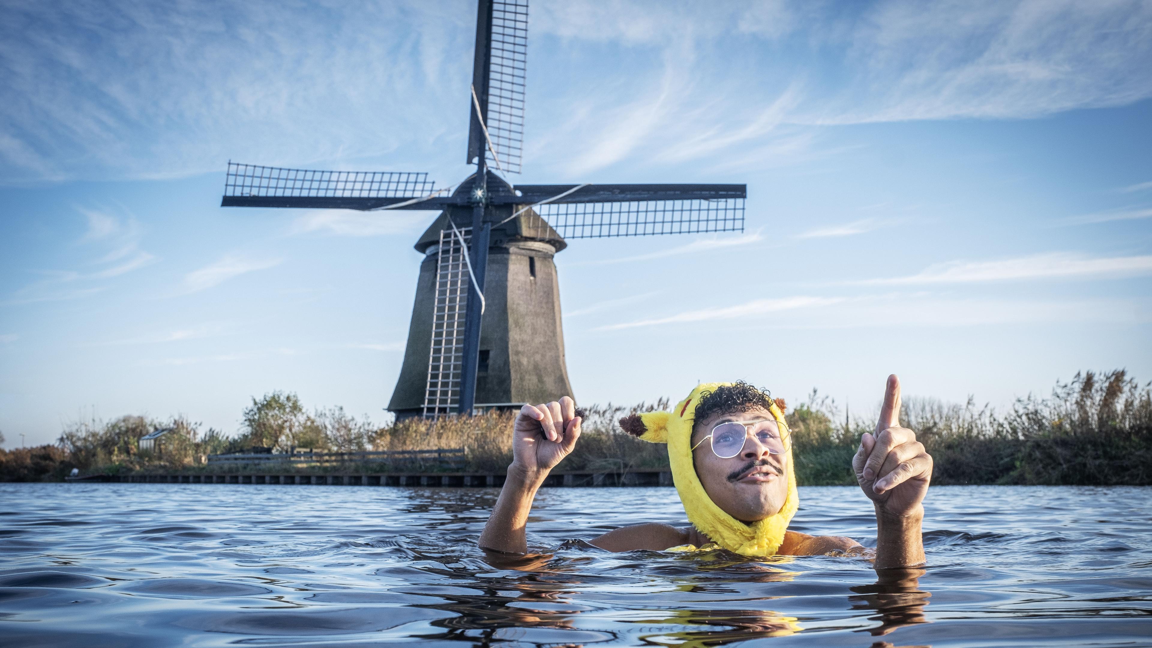Malcom springt iedere dag met een Pikachu-muts de sloot in: ‘Je krijgt er een natural high van’
