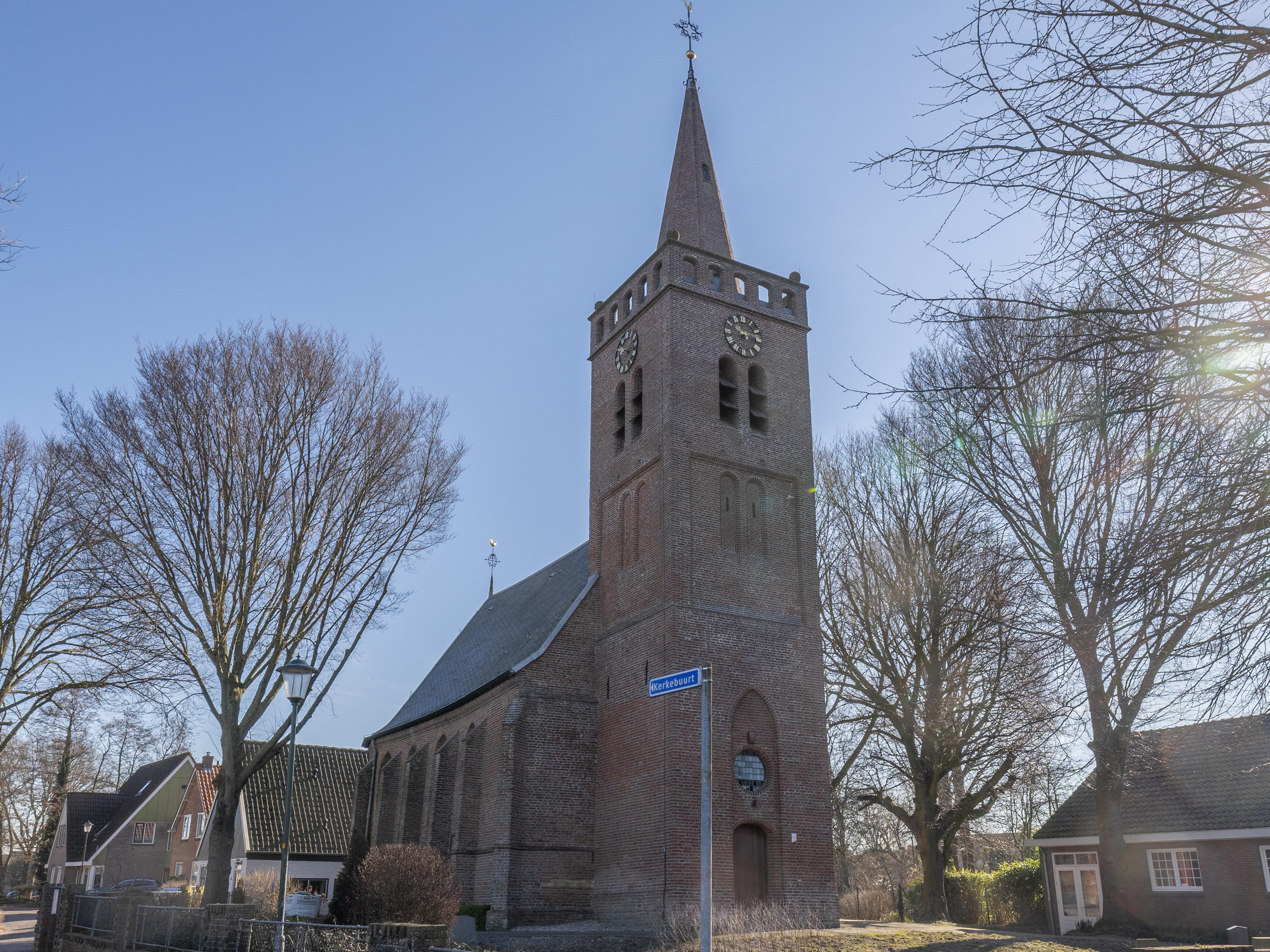 De kip op het dak maakt de dorpskerk van Opperdoes pas echt uniek