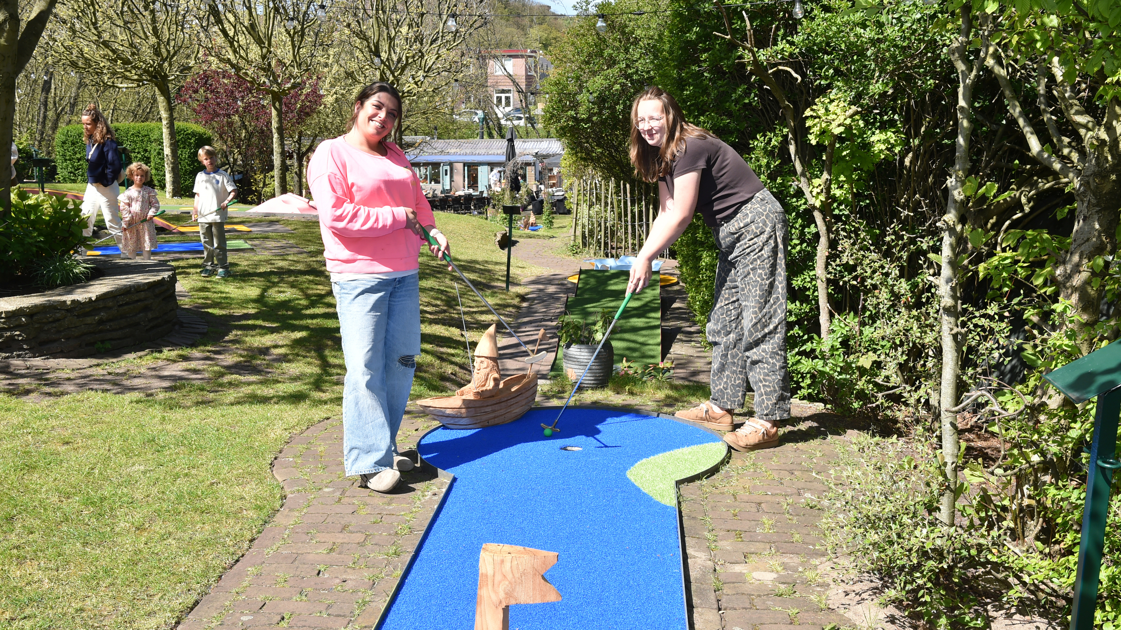 Dune gnomes and a wooden octopus. Duinpark Paasdal minigolf course undergoes a makeover