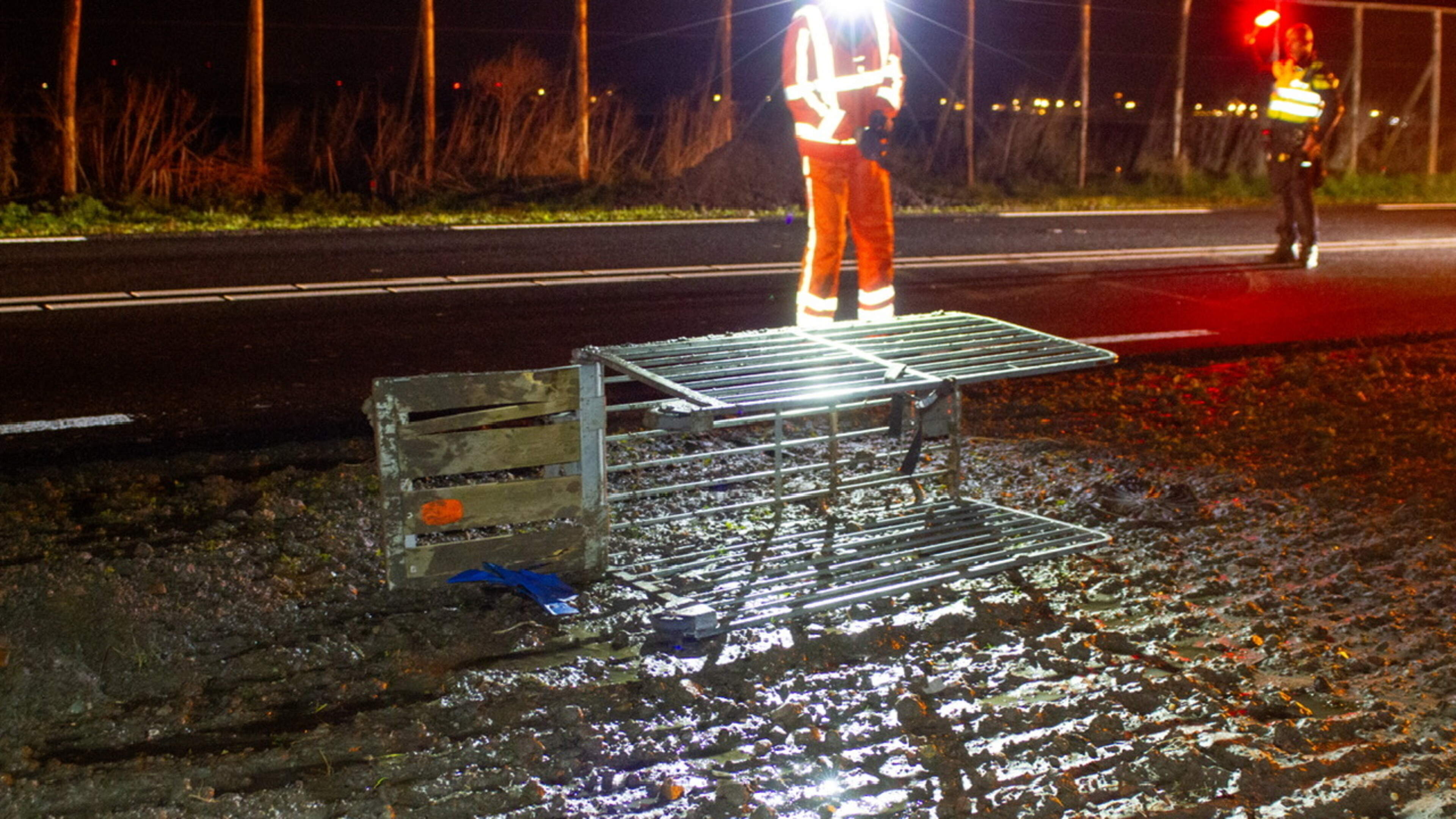 Bestuurders moeten uitwijken voor rolcontainer op N241 bij Wognum, schade aan auto’s