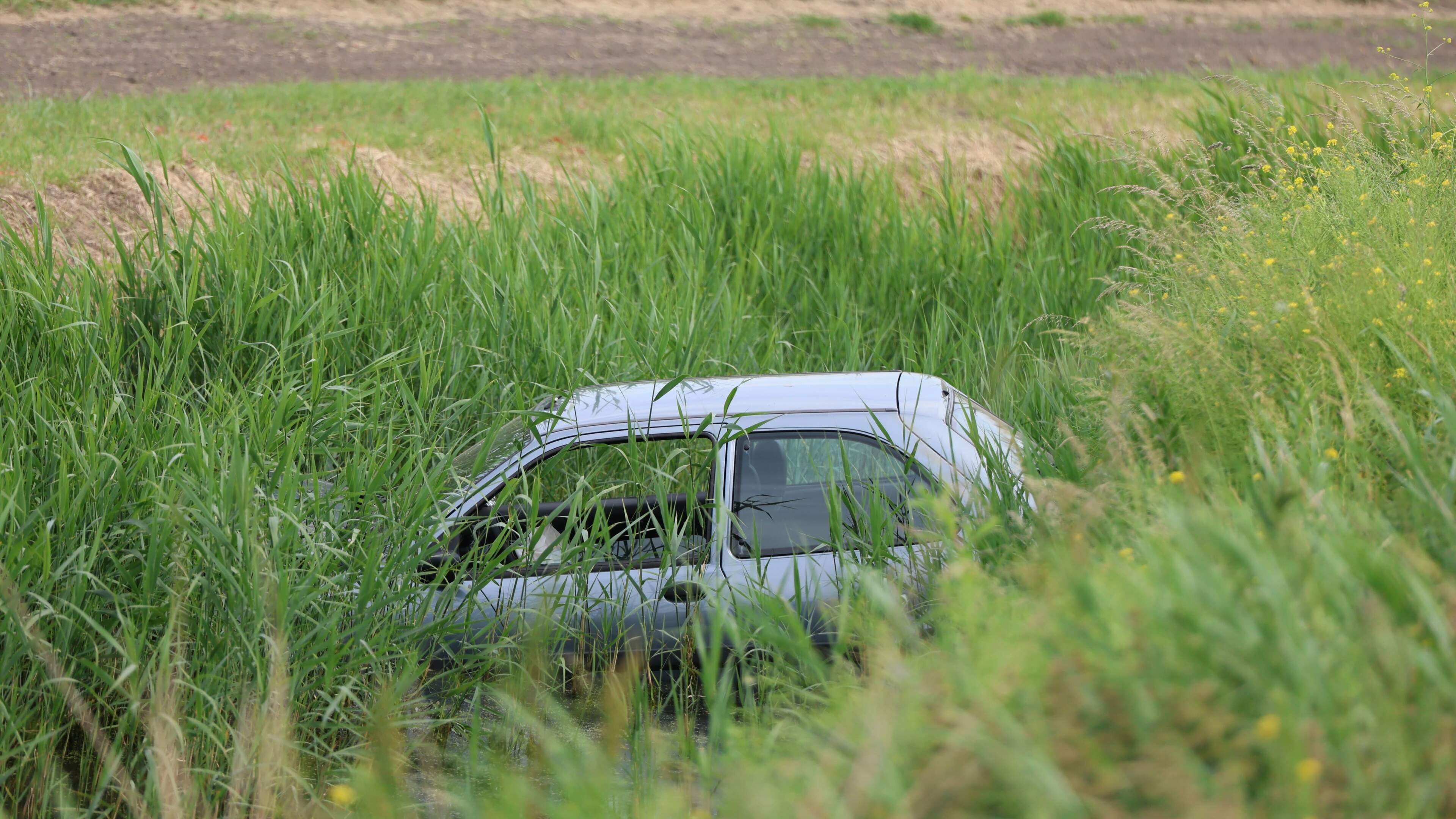 Car ends up in ditch in Beverwijk, driver taken to hospital