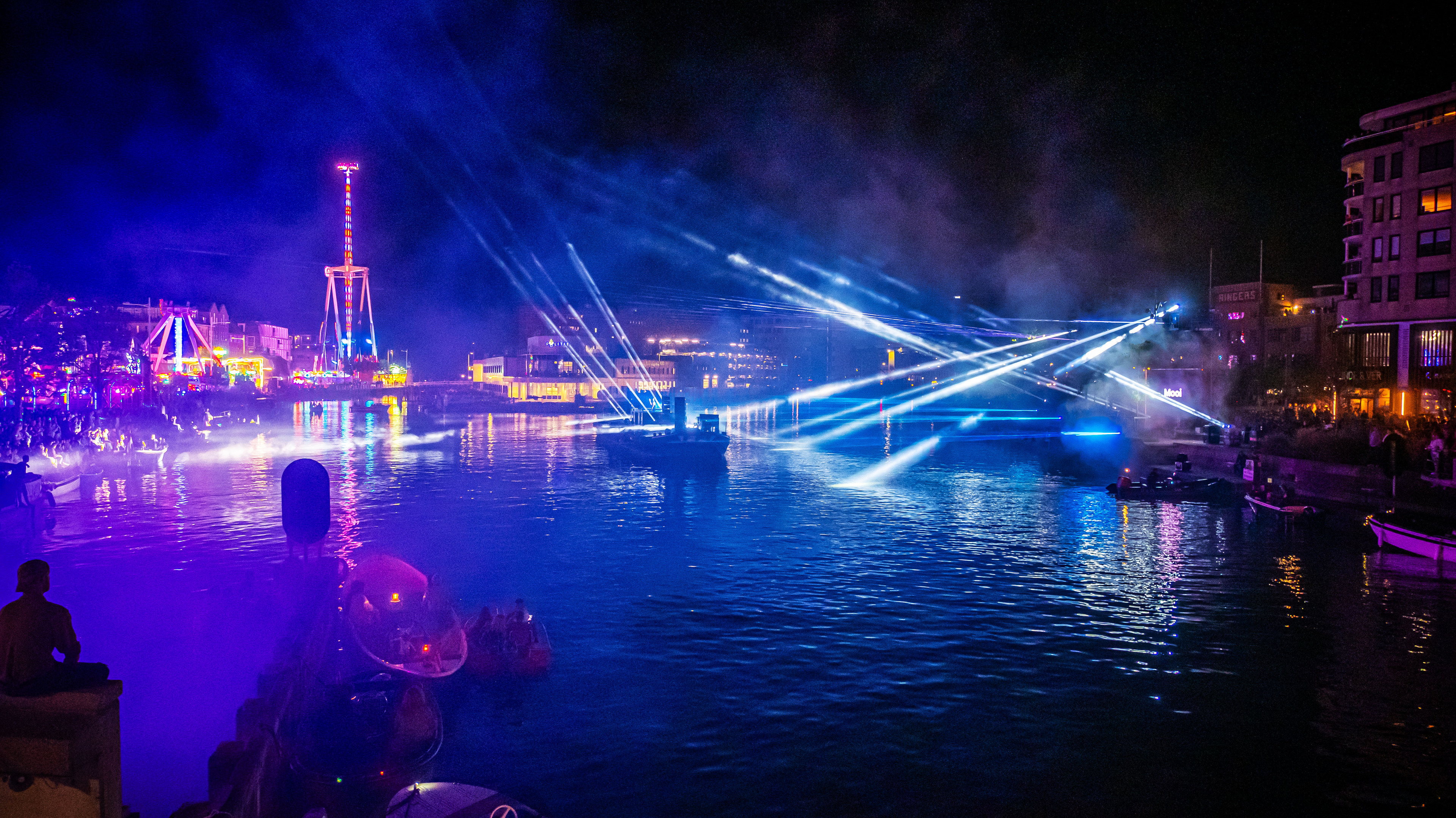 Lichtshows in De Mare en De Rijp, vuurwerkboa’s en camera’s. Zo handhaaft Alkmaar straks het nieuwe 