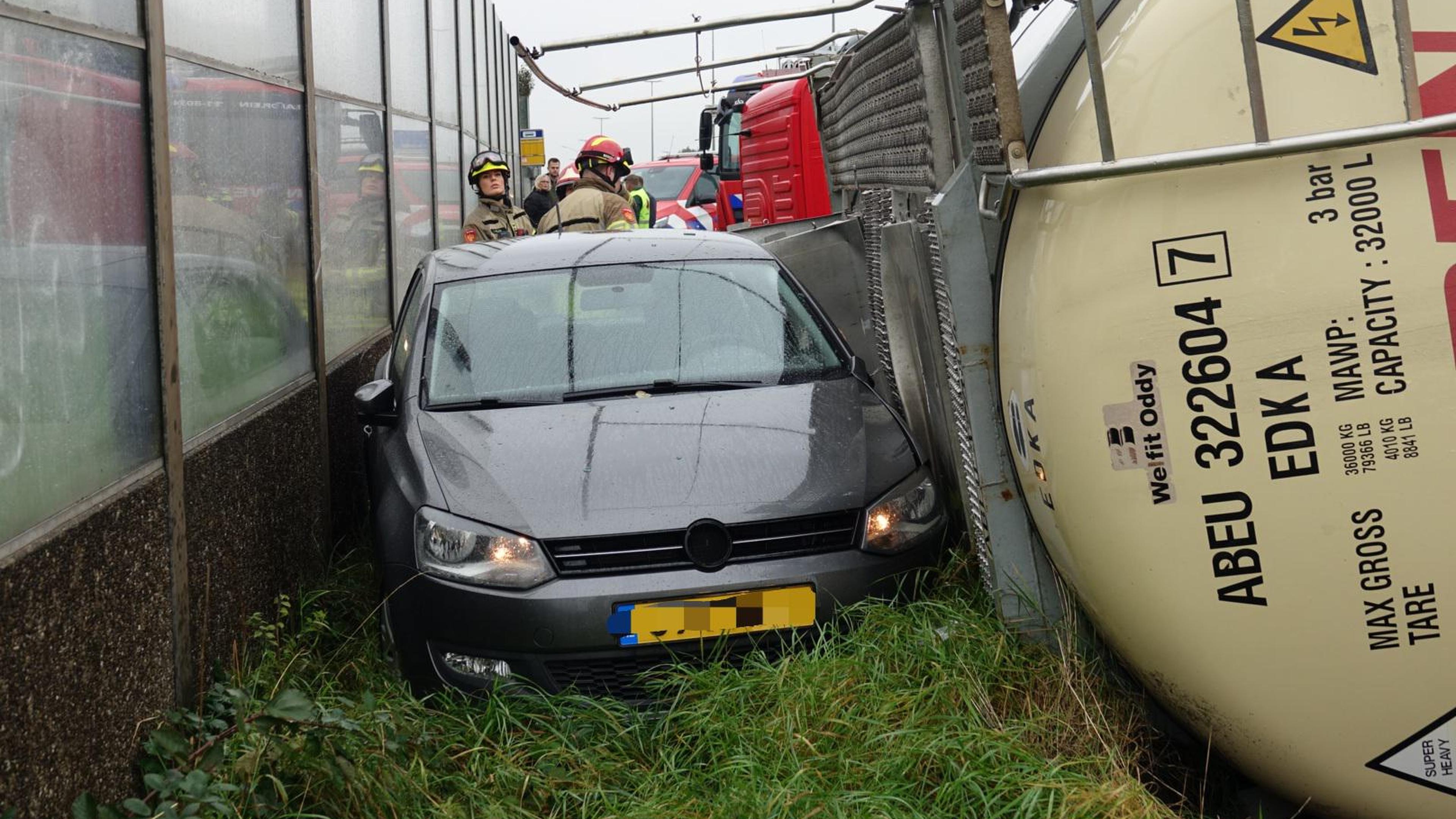 Vrachtwagen kantelt op N203 in Zaandijk, automobilist weet net op tijd uit  te wijken | Noordhollands Dagblad