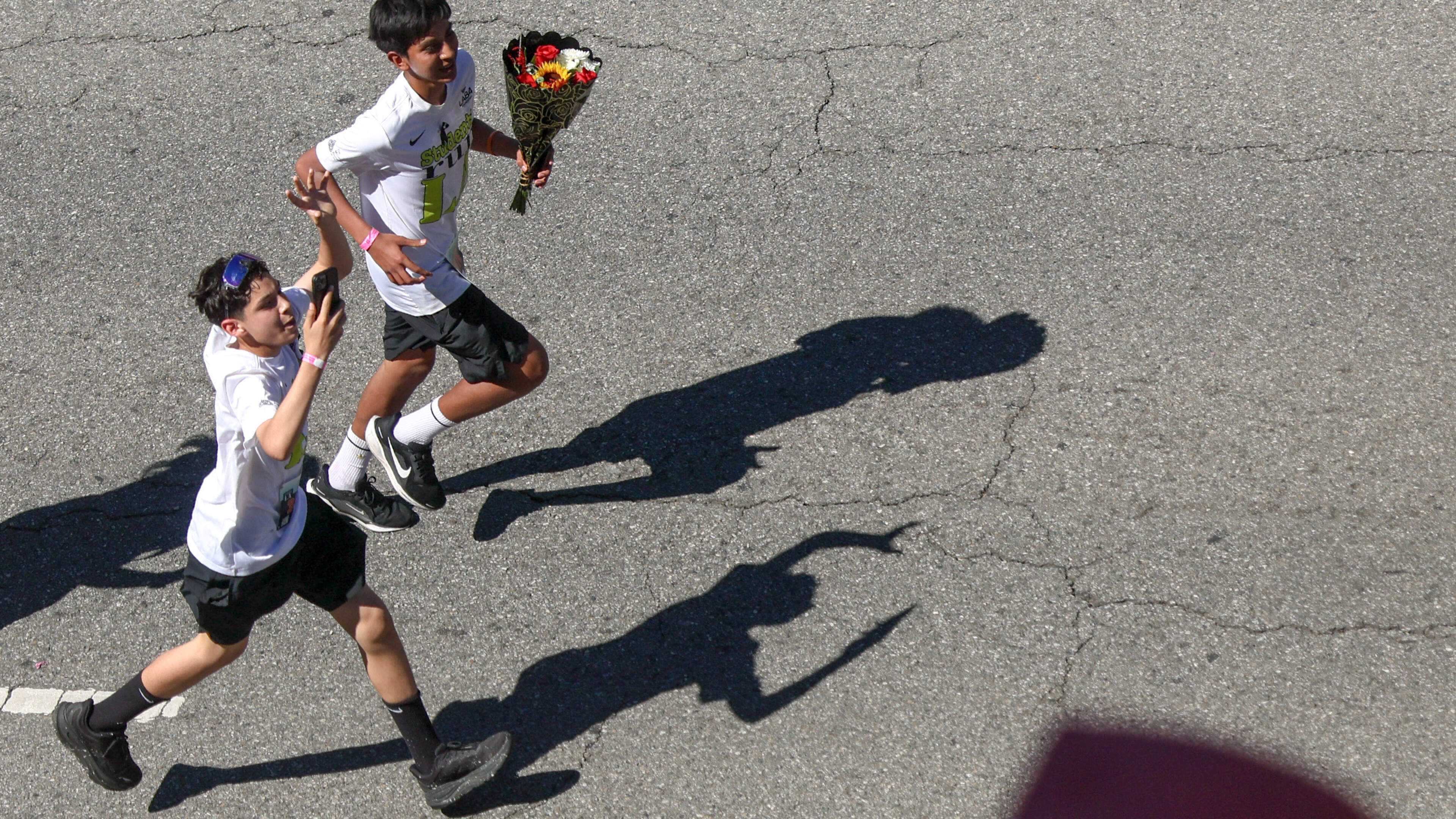 It sounds crazy, but it’s ‘hip’: running a marathon without training. ‘People are egging each other on, like: look how tough I am’