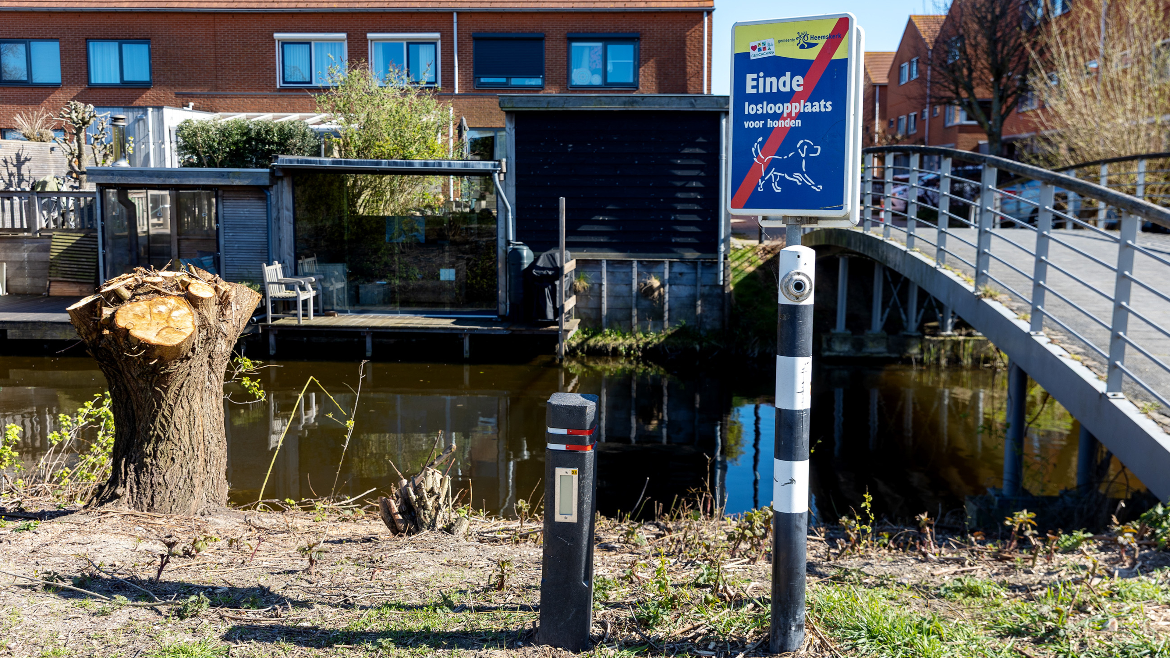Mysterious pedestrian button without a traffic light in Heemskerk: What happens when you press it?
