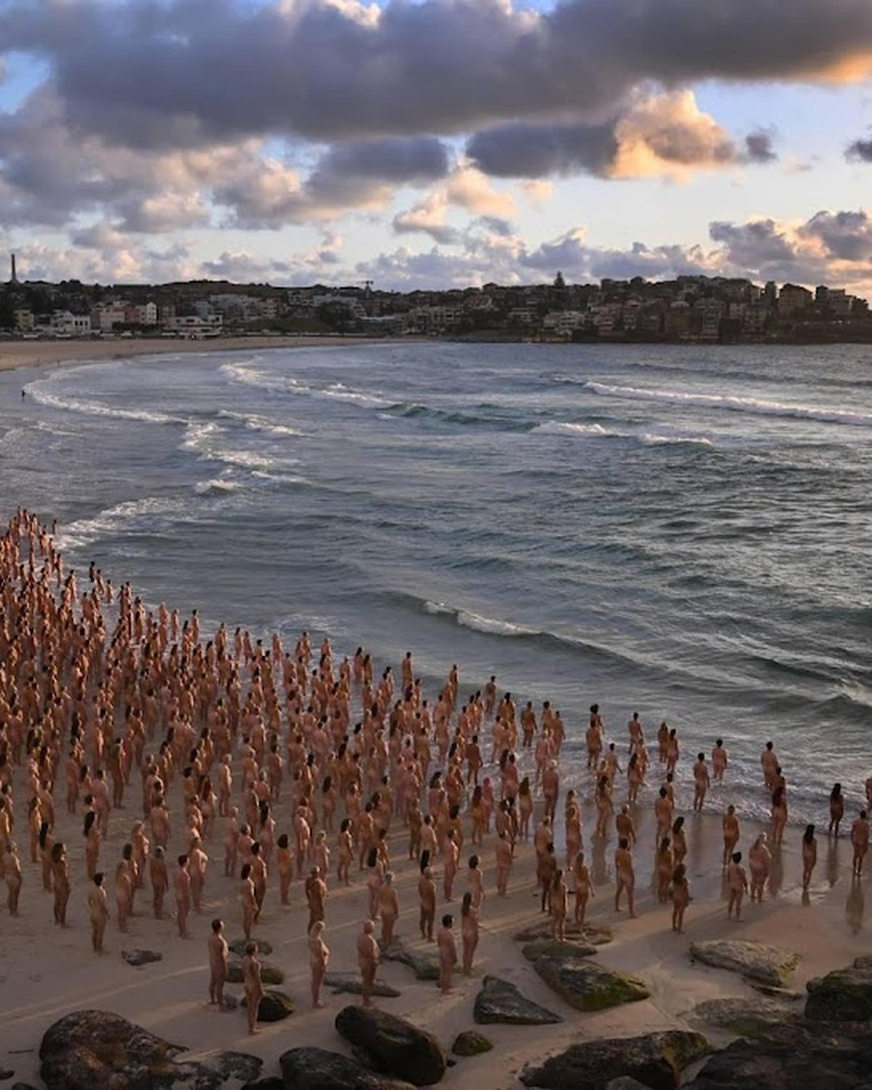 Duizenden naakte mensen op strand Sydney tegen huidkanker | Leidsch Dagblad