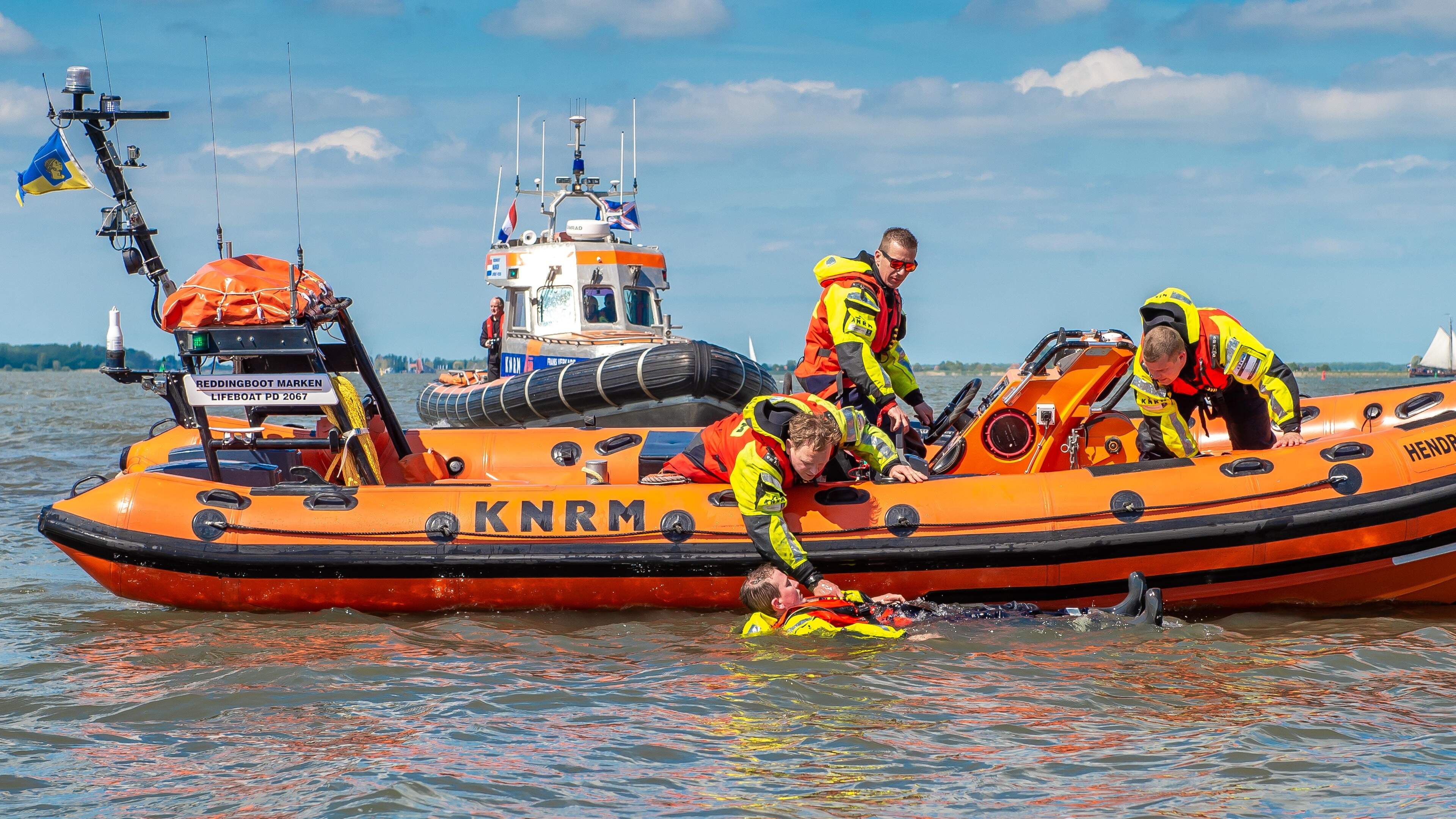 Cheque van 5120 euro voor KNRM Marken