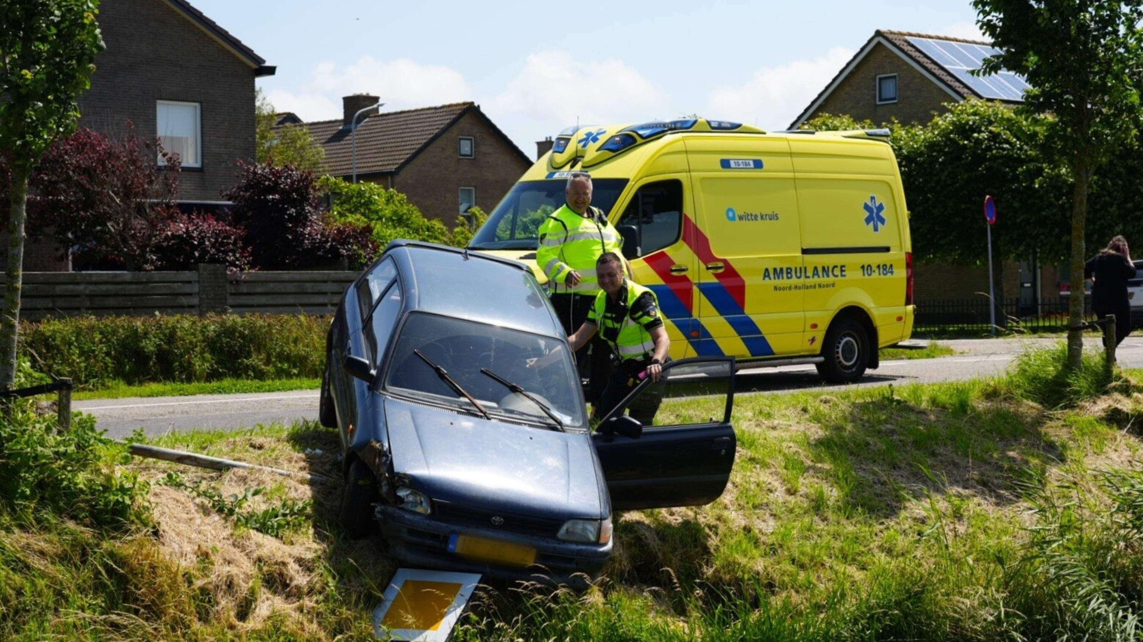 Gewonde en schade aan verkeersborden bij eenzijdig ongeval Warmenhuizen
