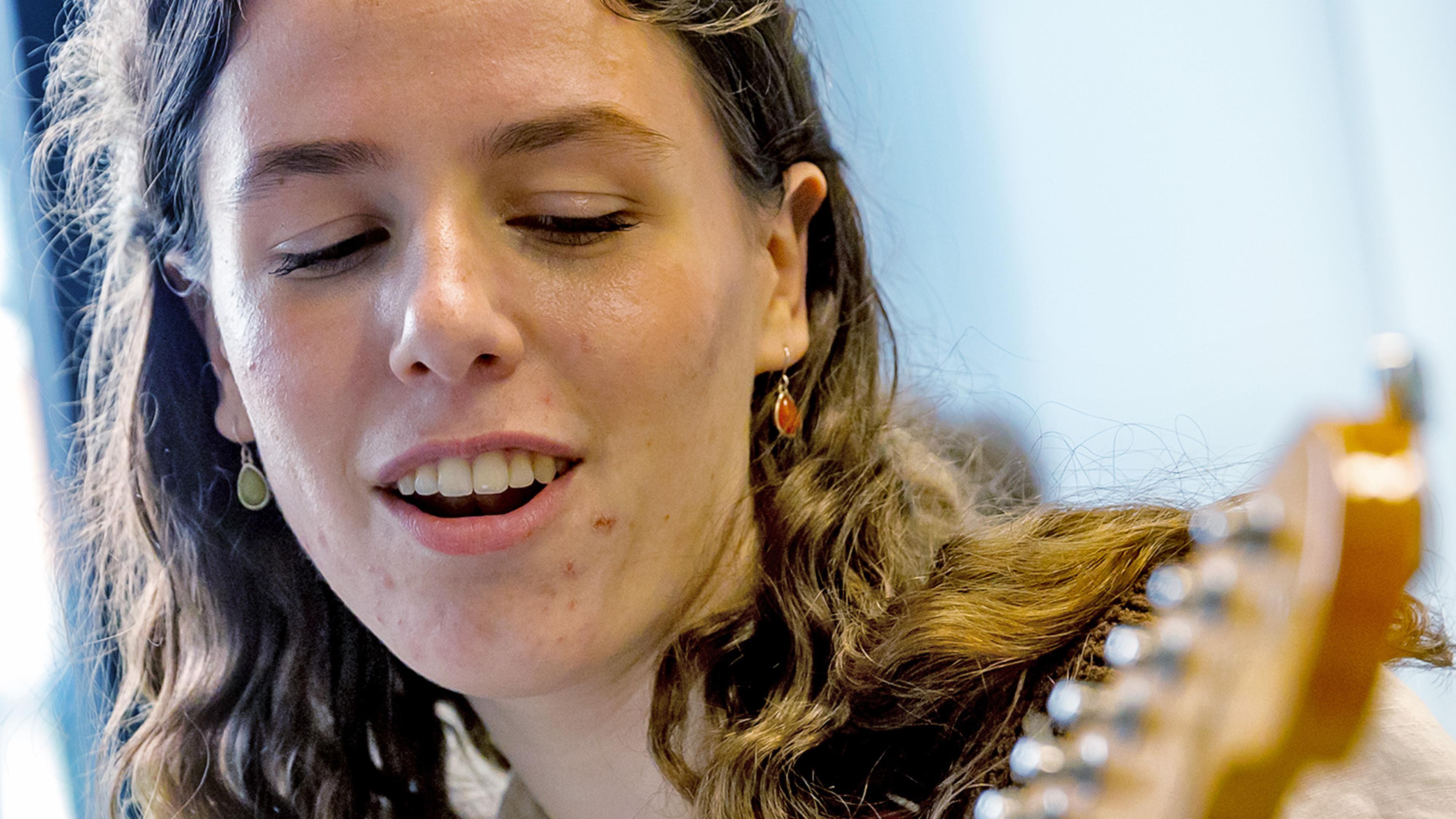 Met ’Wees toch lief’ schreef Castricumse Lotte Wassenaar (18) een eigen liedje dat kans maakt op pro